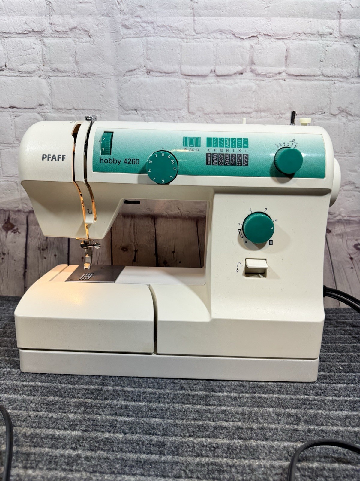 Pfaff hobby 4260 Sewing Machines -For parts only