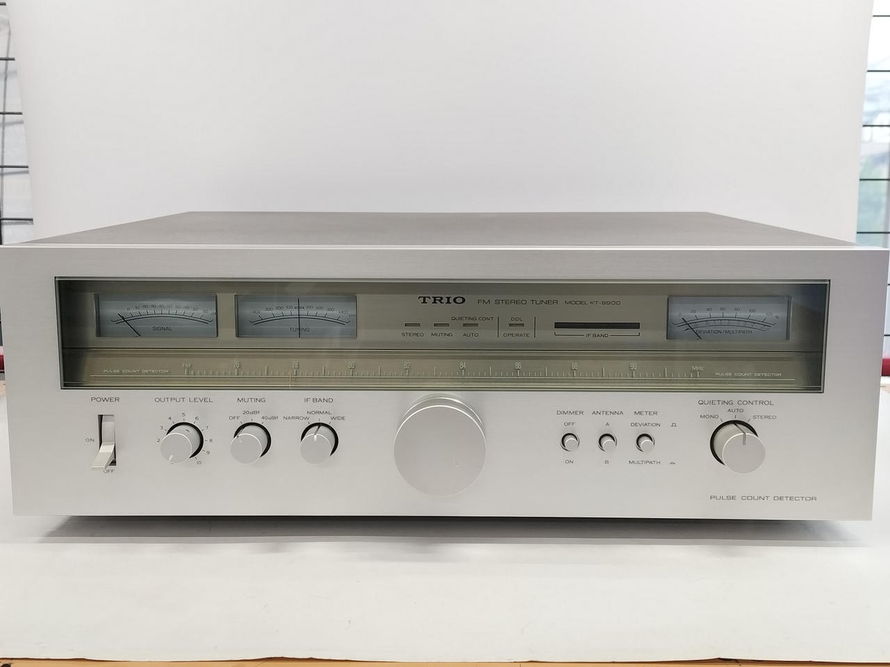 Trio KT-9900 Vintage FM Stereo Tuner Japan For Repair Parts Power On No FM AsIs