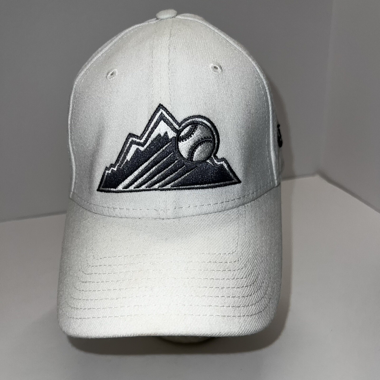 Colorado Rockies Gray White Mt Logo on White Hat Cap S/M New Era 39THIRTY EUC