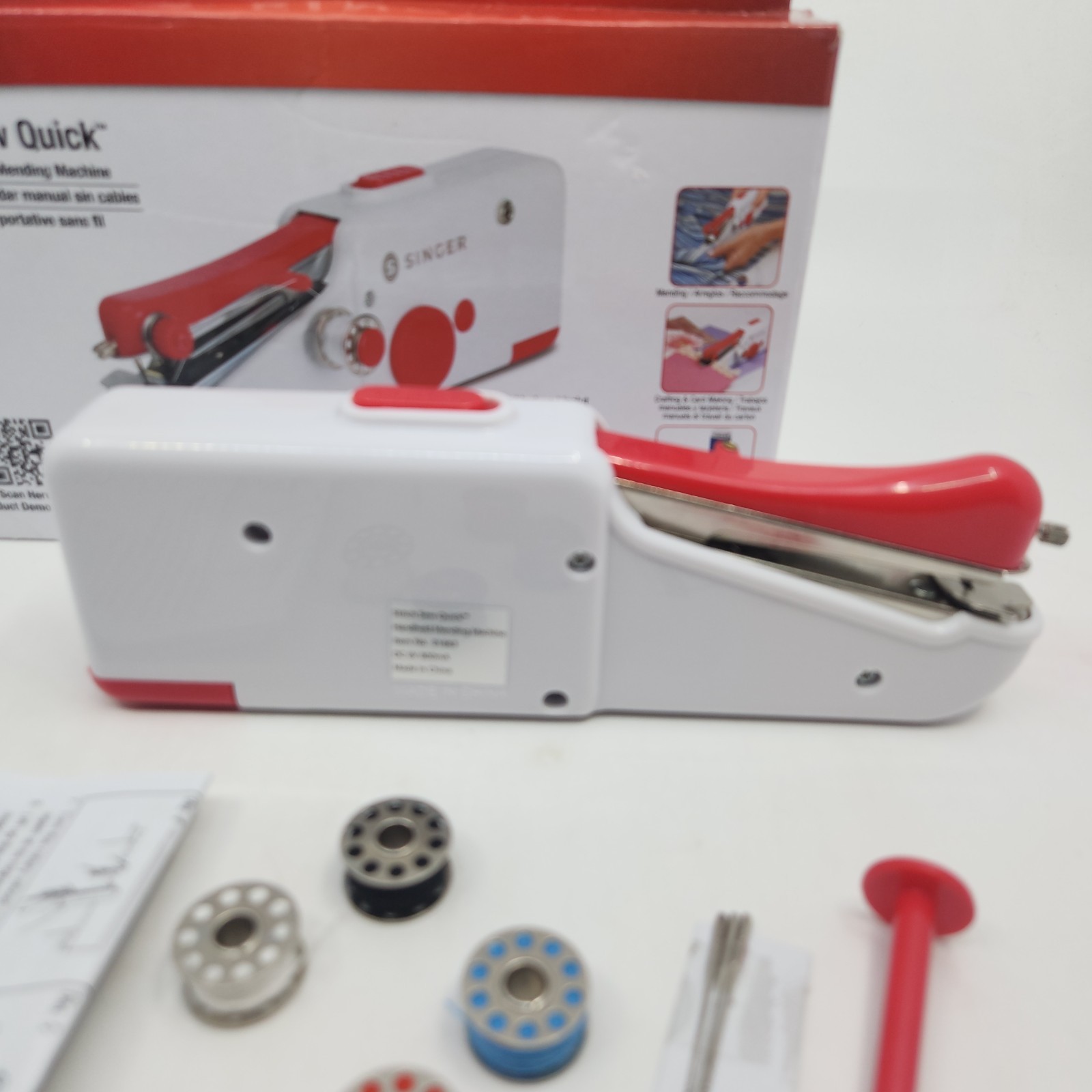 Singer Stitch Sew Quick Handheld Sewing Machine 01663 Cordless Works READ