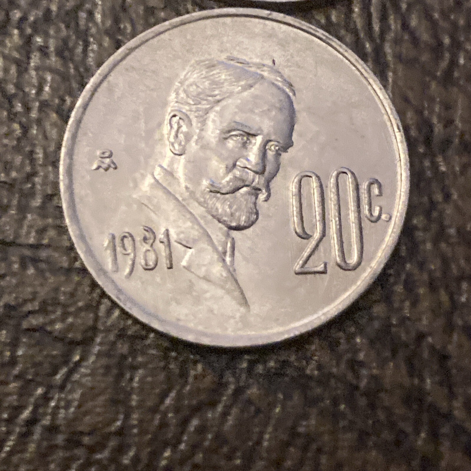 1981 Mexico 20 Centavos two types with the 8 open and closed