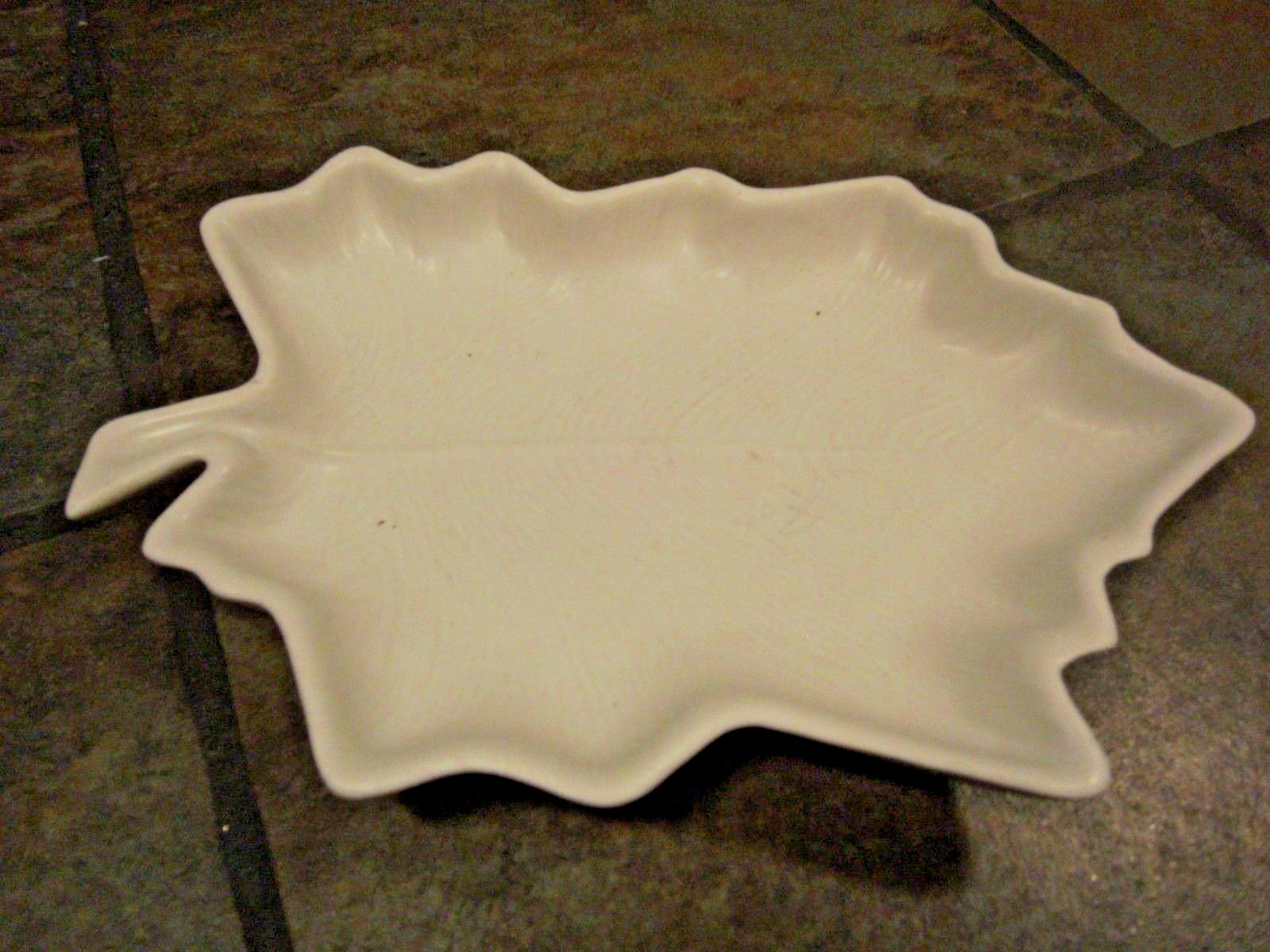 U.S.A. ~ # 6504 ~ MATTE WHITE ~ ART POTTERY LEAF DISH ~ VGUC