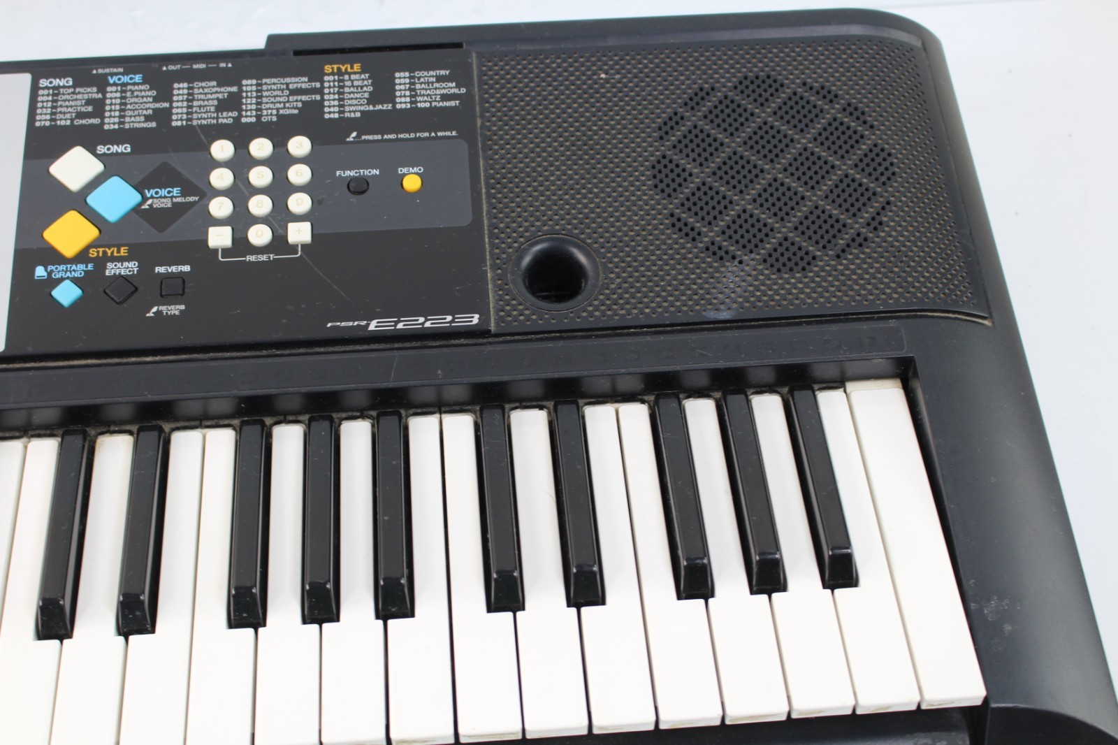 Yamaha PSR-E223 61 key Electronics Keyboard/Synth w/Effects (AC, or AA) #R8183