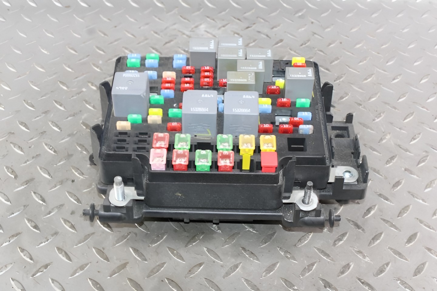 2003-2005 Chevy Silverado 3500 Engine Fuse Box Assembly OEM