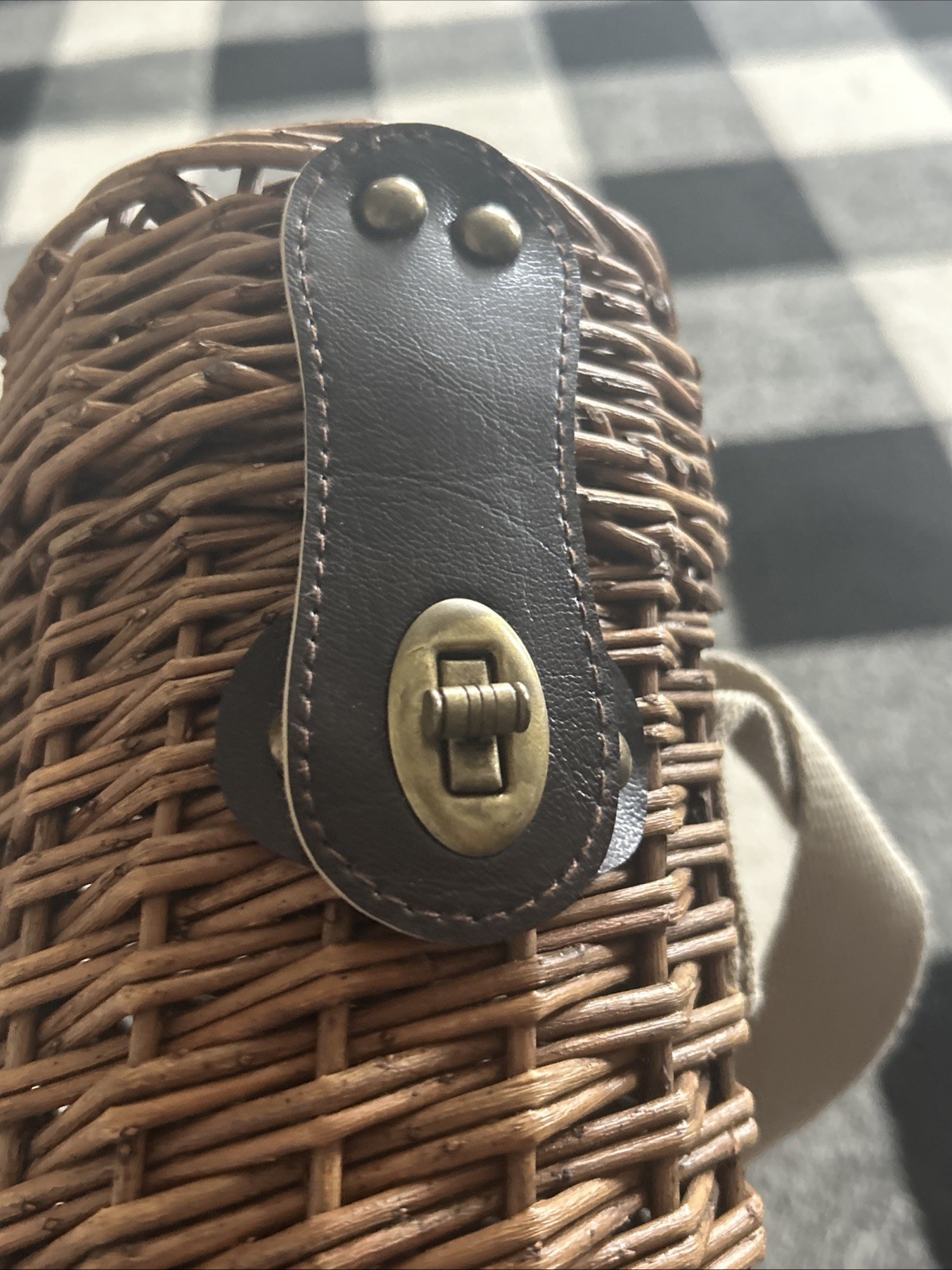 Picnics And Beyond Hanging Wine Basket With Tag