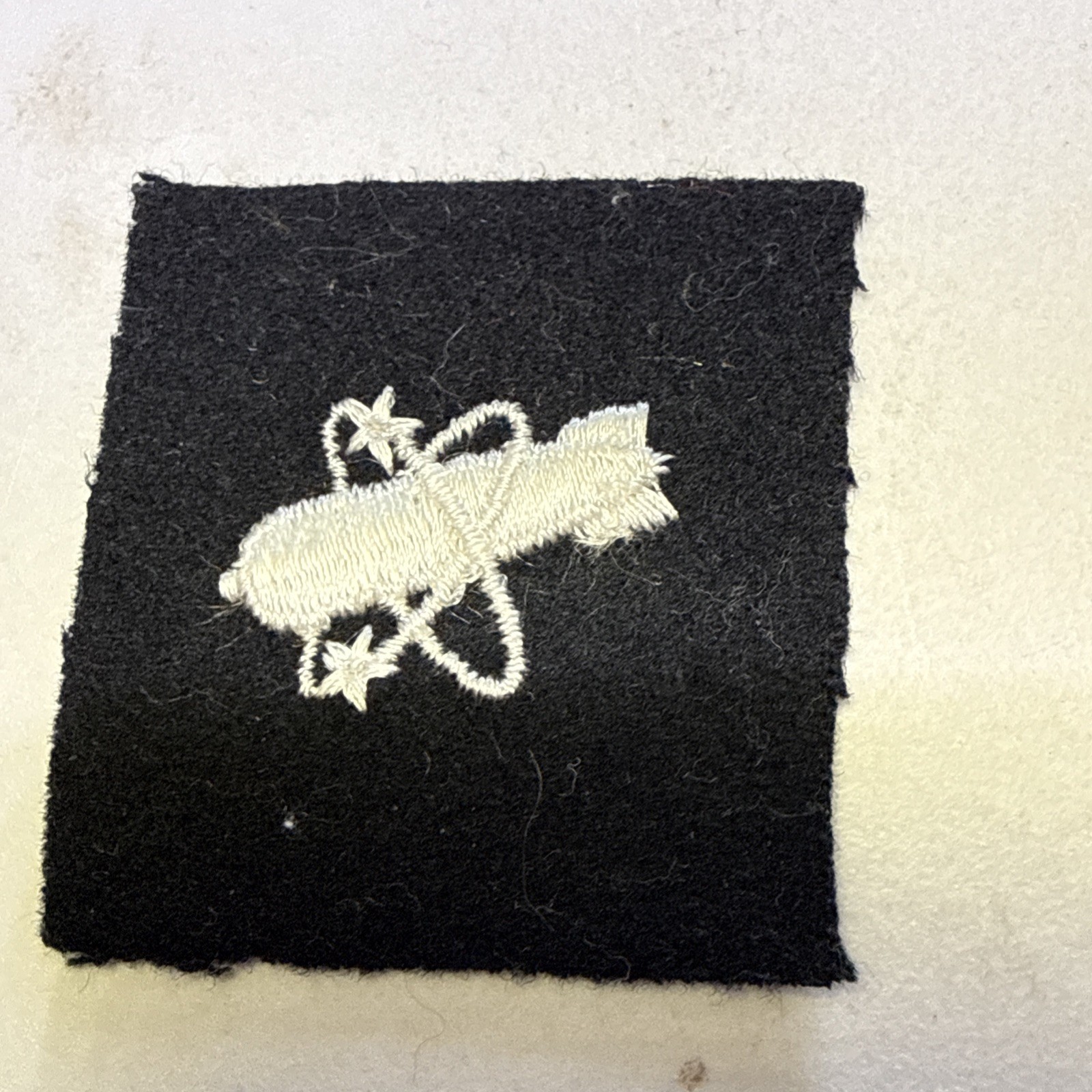 USN NUCLEAR WEAPONSMAN SLEEVE INSIGNIA WHITE ON BLUE  WOOL :KY21-1 #759