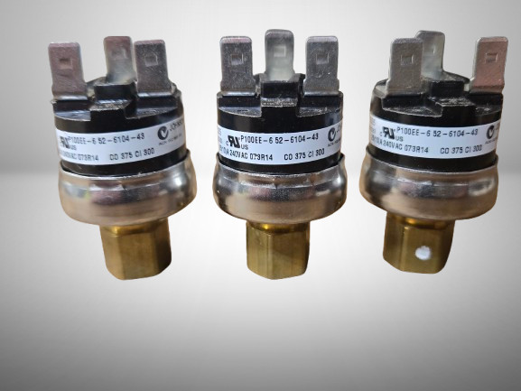 [LOT OF 3] Johnson Controls P100EE-6 Pressure Switches  FAST FREE SHIPPING b
