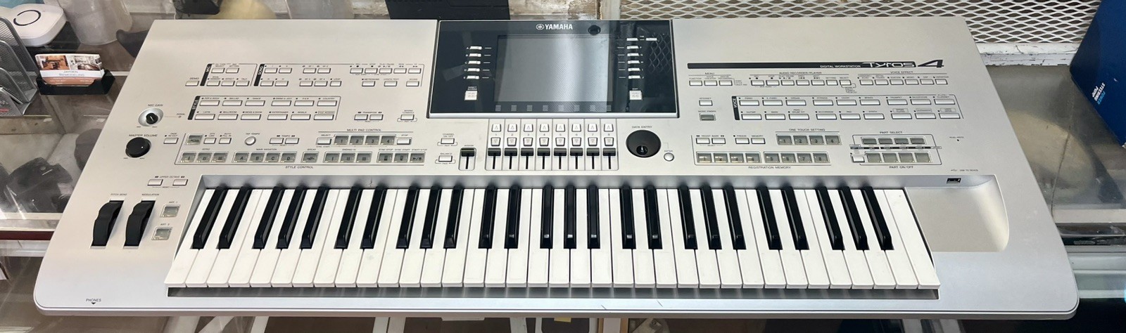 Yamaha Tyros 4 Synthesizer Keyboard