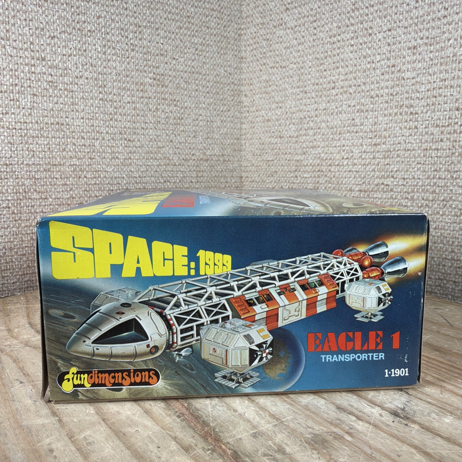 Fun Dimensions Space:1999 Eagle 1 Transporter Model Kit #1:1901