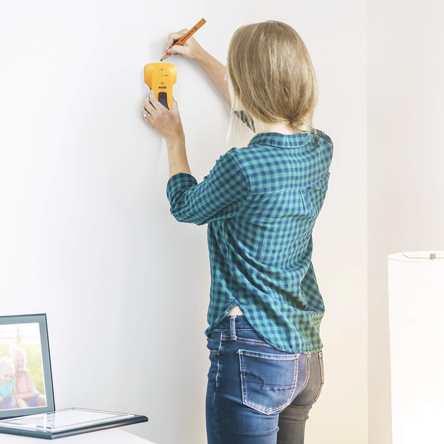 Compact Battery-Powered Stud Finder for Wood & Metal Detection - 3/4" Deep