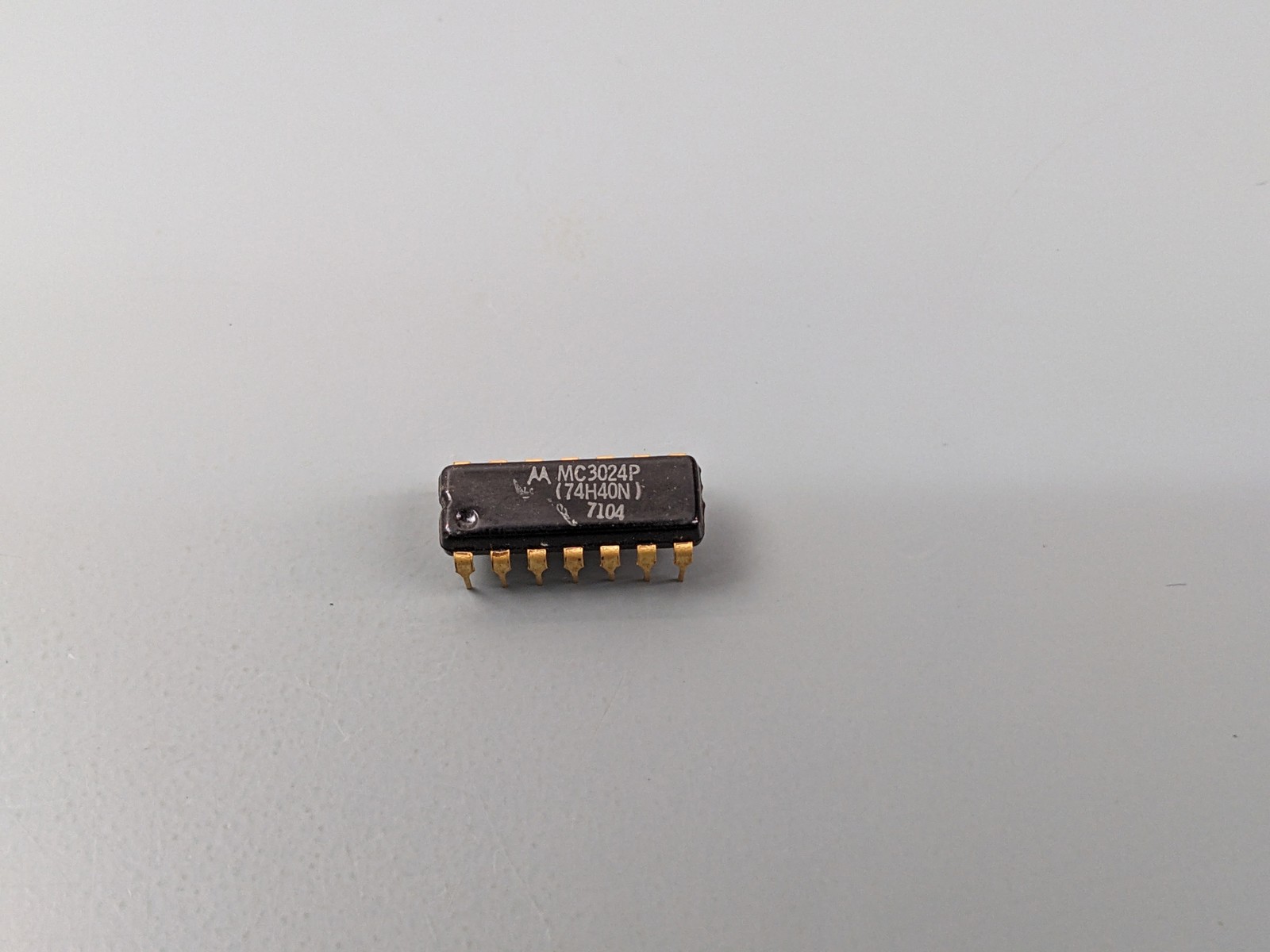 Motorola MC3024P TTL III Logic IC (74H40N) 1970s
