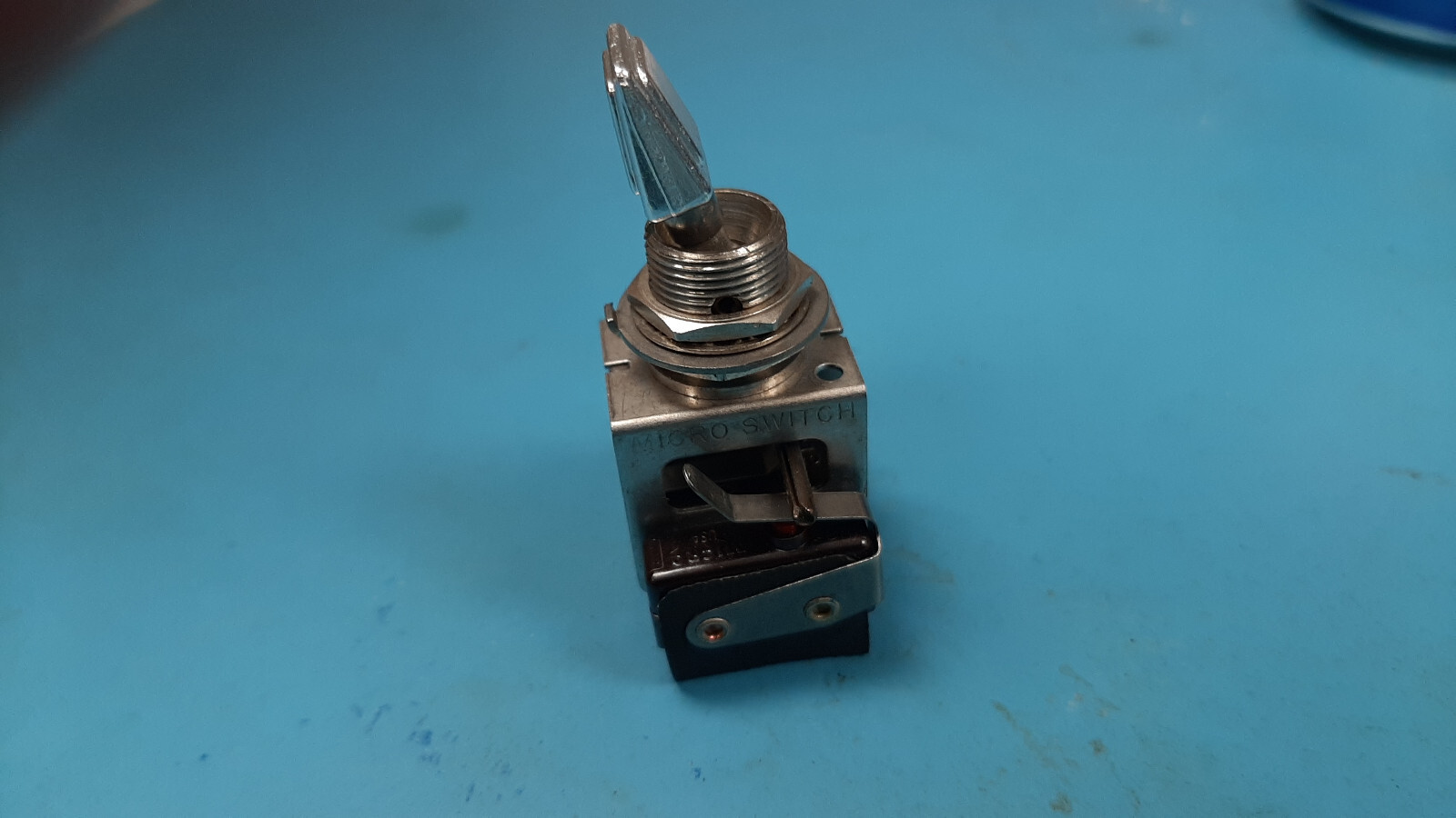 13AT409-T2 MICRO SWITCH / HONEYWELL TOGGLE SWITCH 5AMP 125VAC SEALED