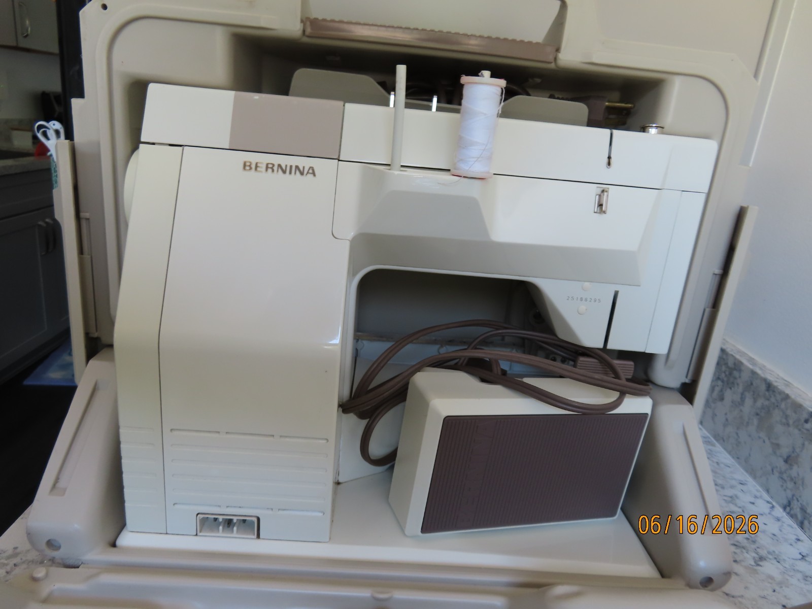 Bernina 930 record electronic sewing machine w/ arm, case, pedal works tested