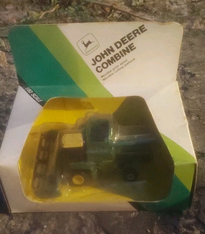Ertl 1/80 John Deere Combine With Yellow Cab Top #1519