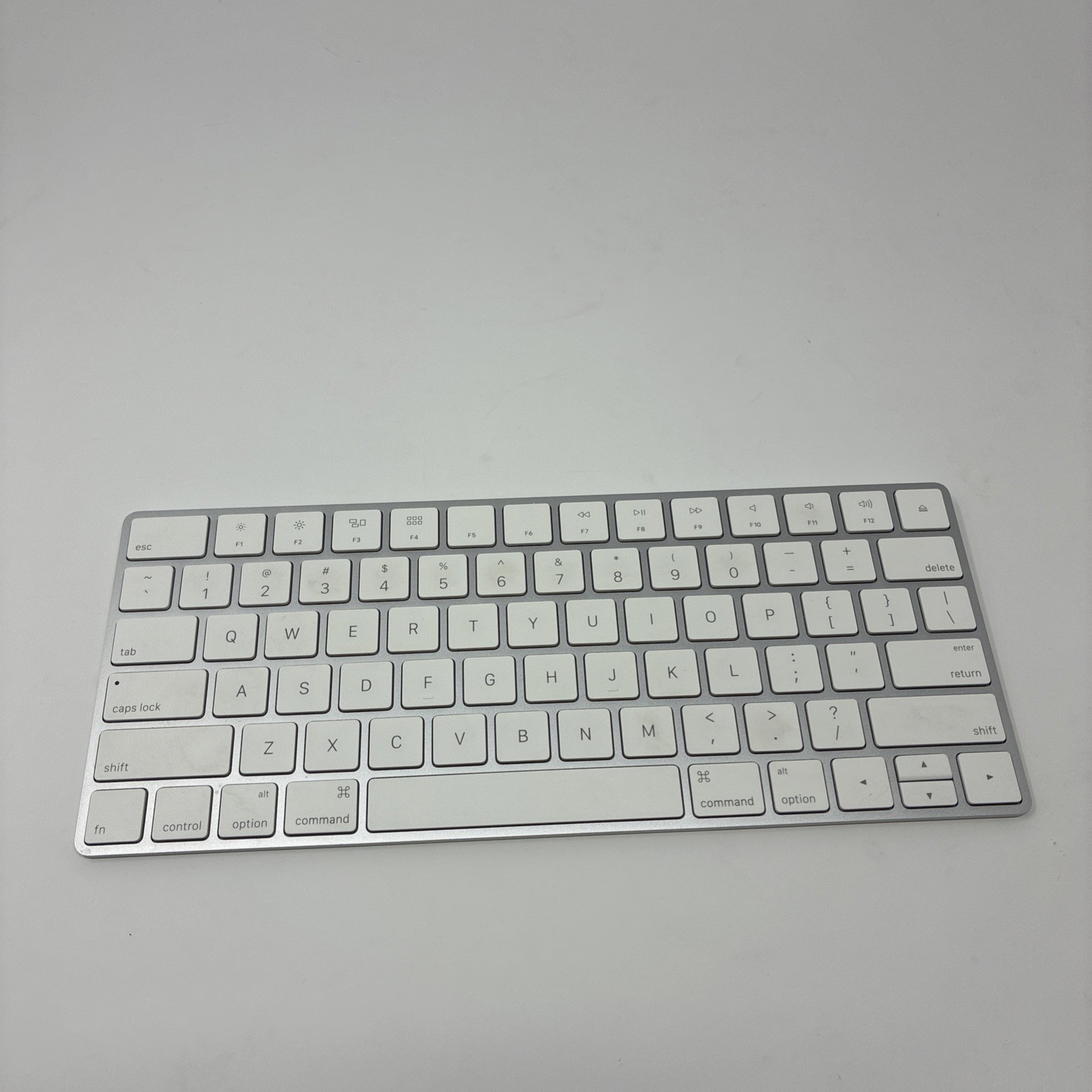 Apple Magic Keyboard | A1644 | White | Pre-Owned | No Cable Included *WORKS*