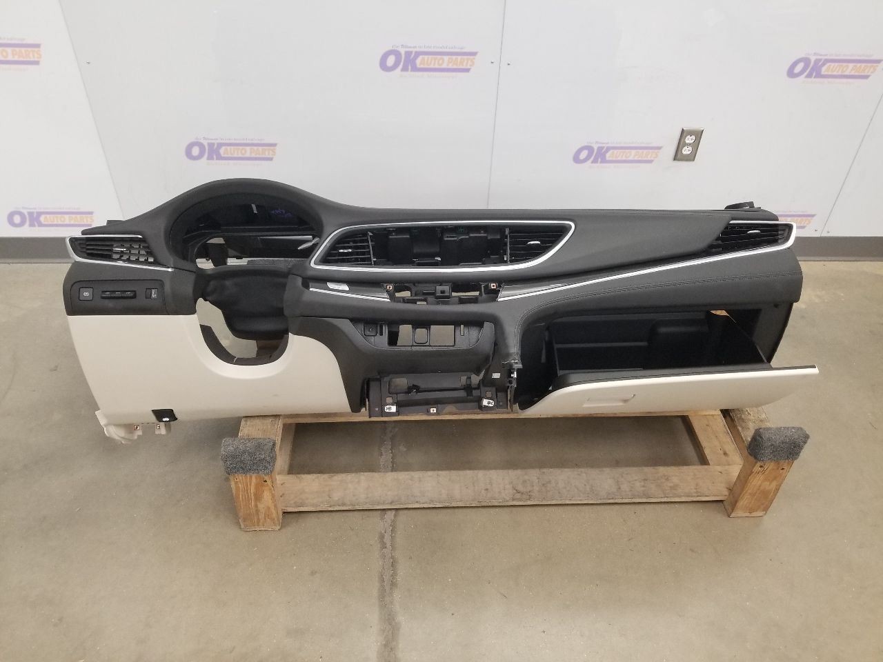 23 2023 BUICK ENCLAVE PREMIUM DASH PANEL BLACK WITH SRS, BEZEL, AND GLOVE BOX