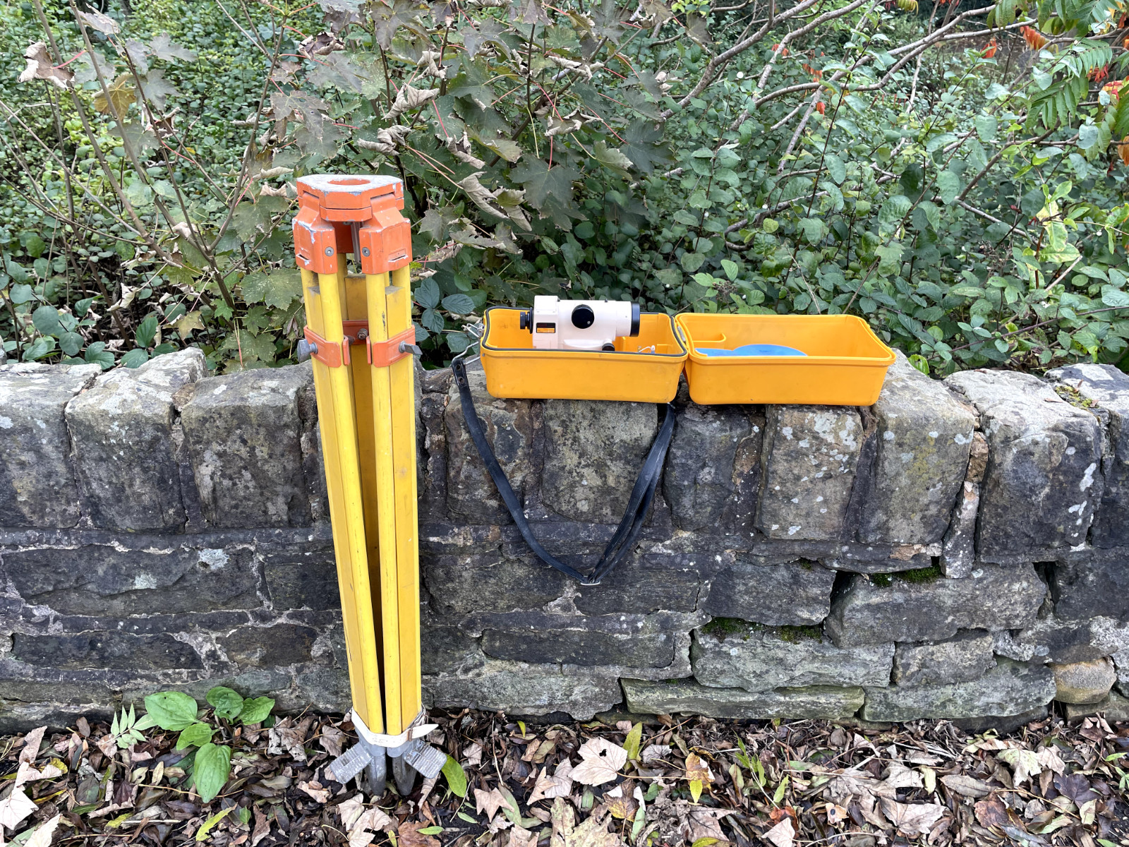 ENGINEERING SURVEYOR TRIPOD AND PROFESSIONAL FUJI - KOH FA22 LEVEL