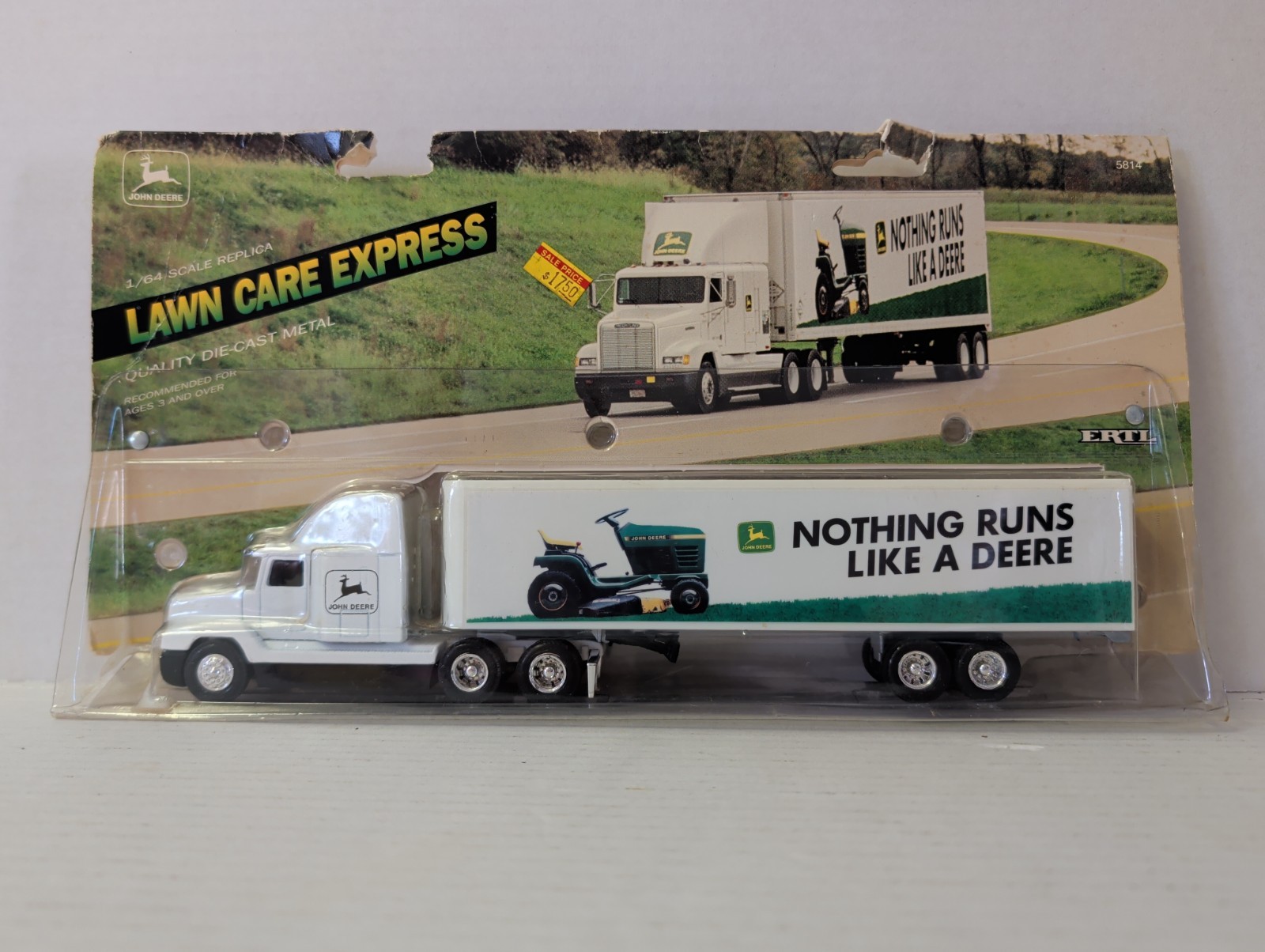 New in box  Ertl John Deere Lawn Care Express Semi Tractor Trailer 1:64 #5814