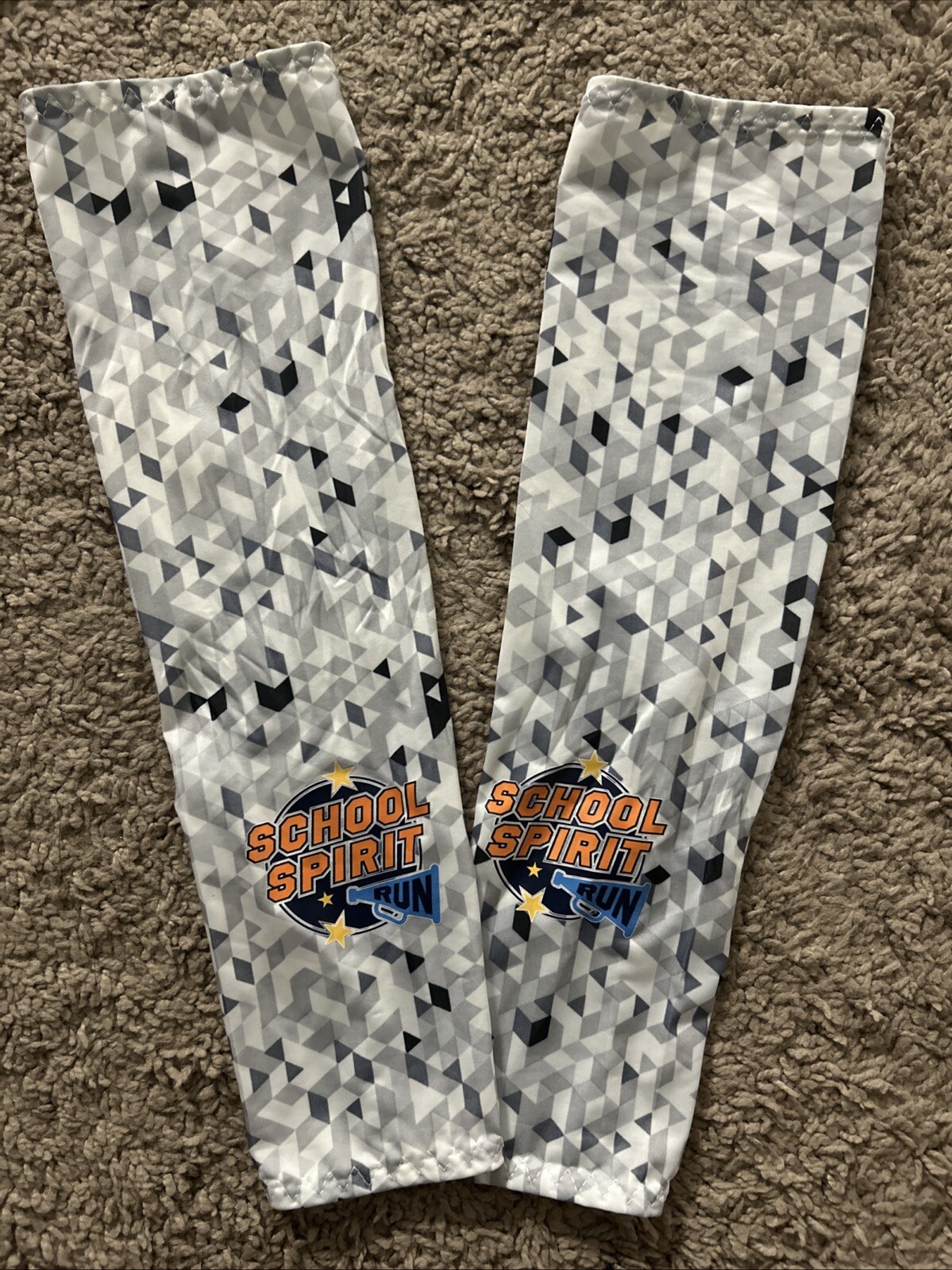 “School Spirit Run” Running Arm Sleeves, Adult Unisex 3D Cube Silver S/M, NWOT