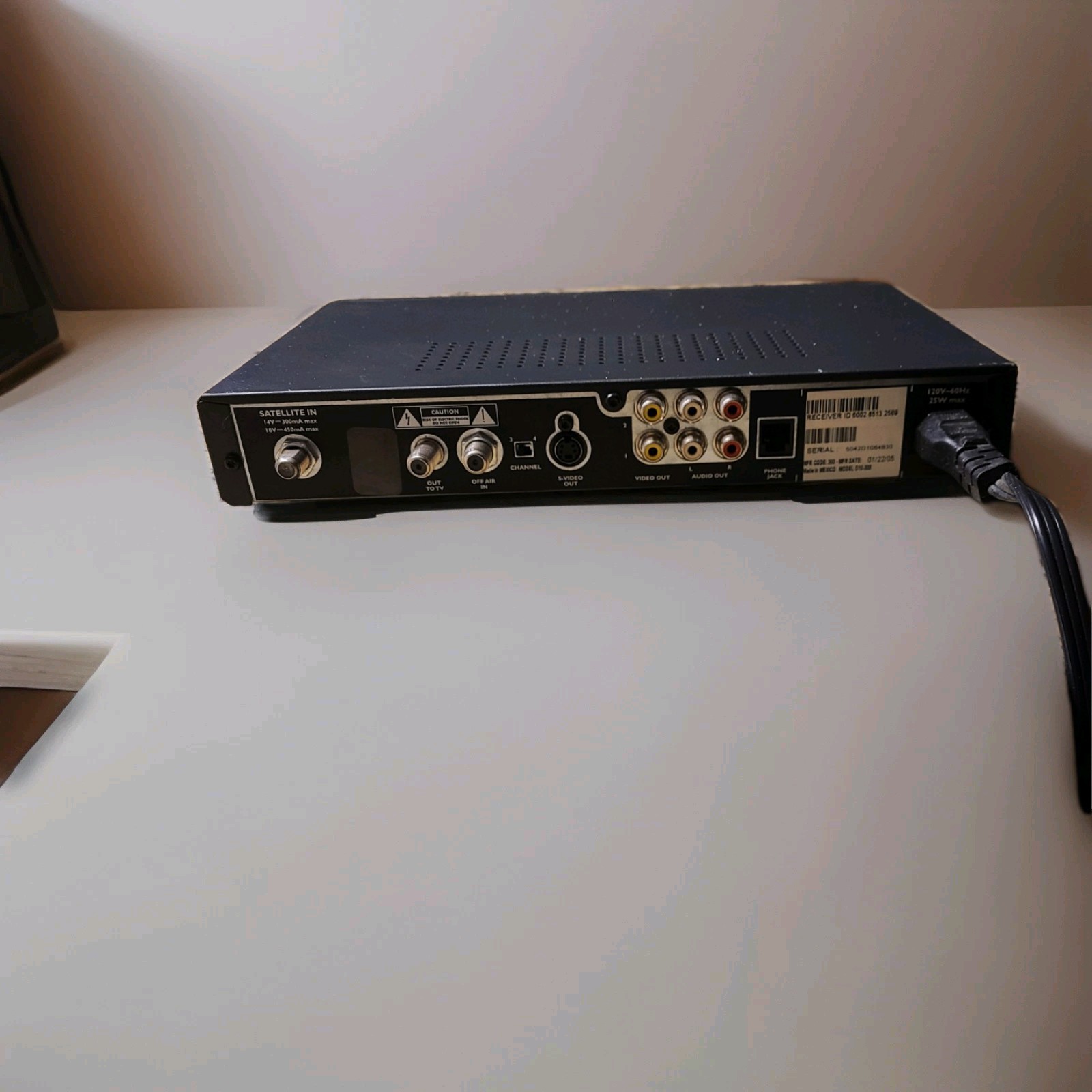 DirecTV D10-300 Standard Digital Satellite Receiver. No Remote.