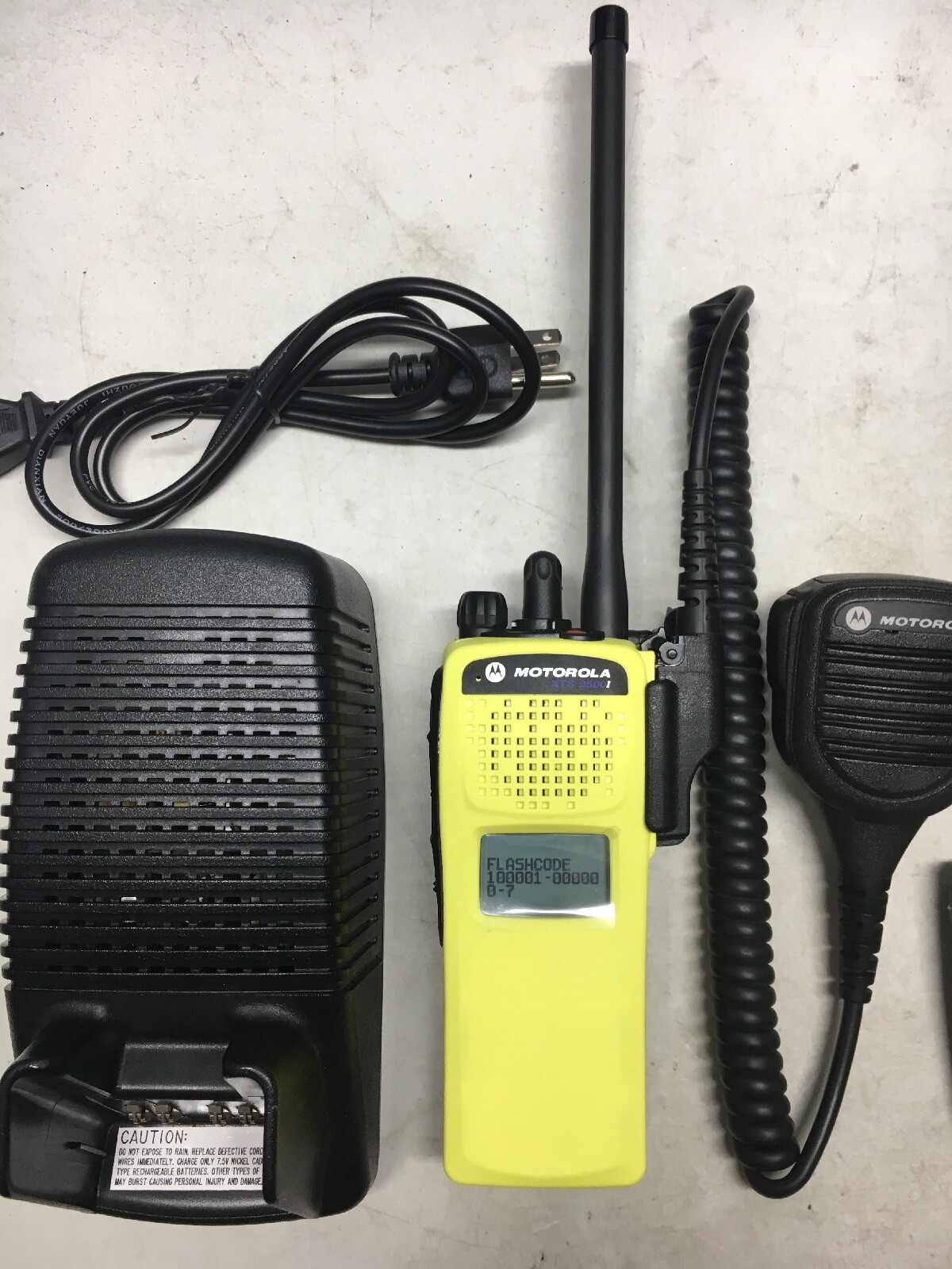 Motorola XTS2500 1.5 VHF 136-174mhz P25 Digital Radio H46KDD9PW5BN Yellow