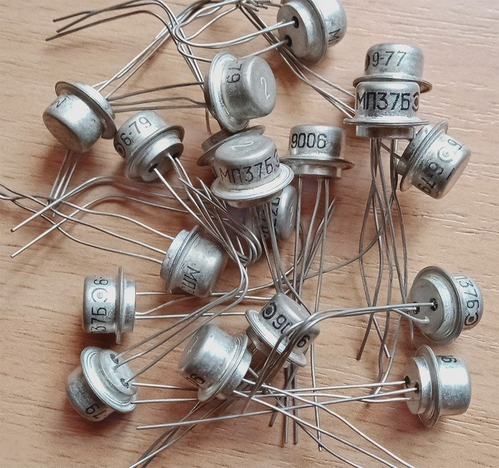 16pcs Germanium Transistor NPN MP37B (T322N 2SD37 2SD75) Tone Bender Fuzz USSR