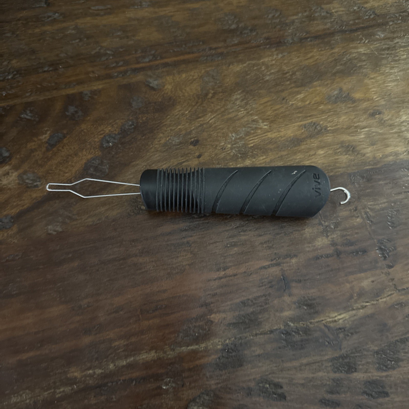 Vibe Button Hook and Zipper Pull Dressing Aid (E)