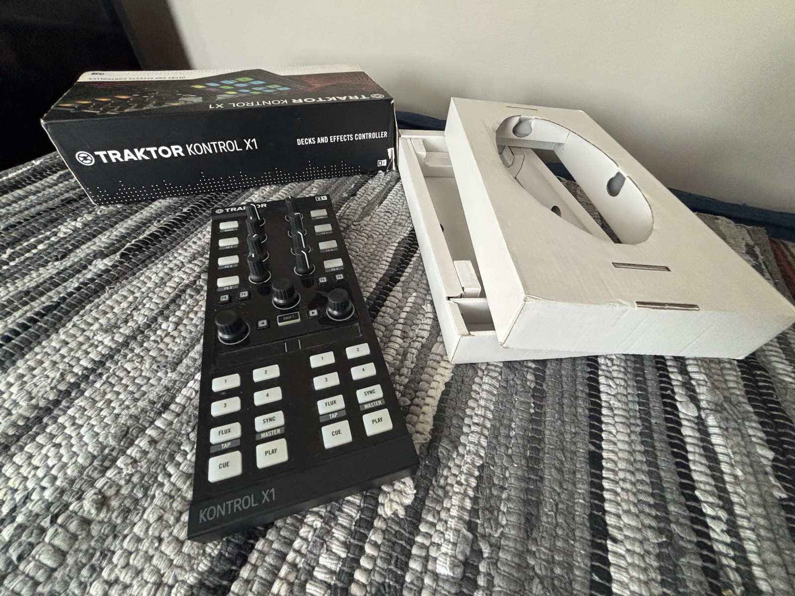 Traktor Kontrol X1 2-Deck FX DJ Controller Tabletop Browse Encoder Black