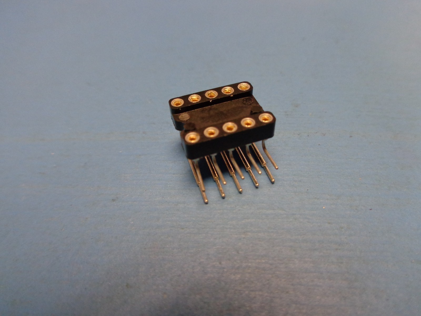 (1) MM 299-93-310-11-001000 10 PIN DIP 300 MIL R/A TIN Lead Closed Frame Socket
