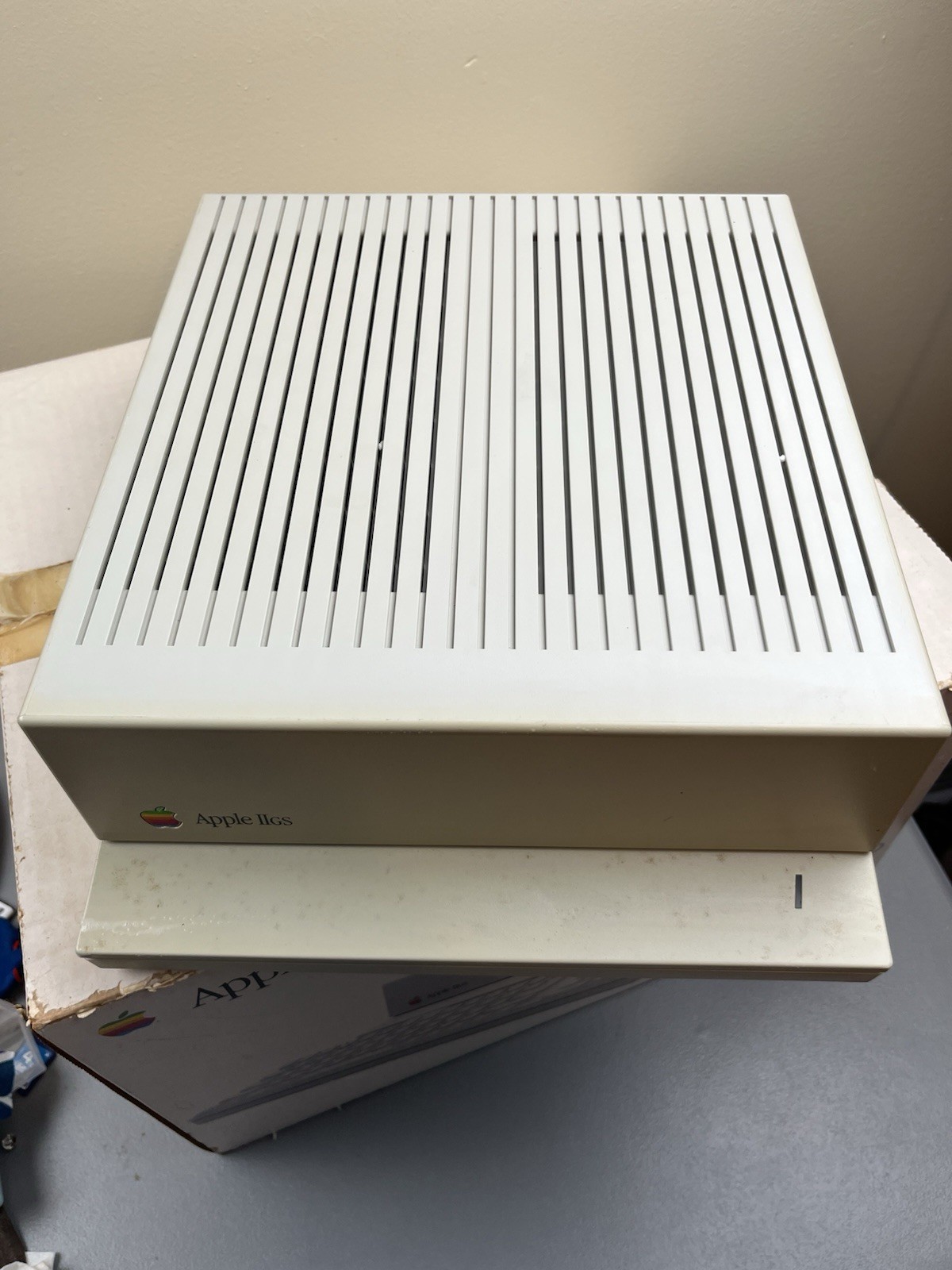 Apple IIGS A2S6000 Computer w/ Original Box, Keyboard, Mouse, Cable Book Works