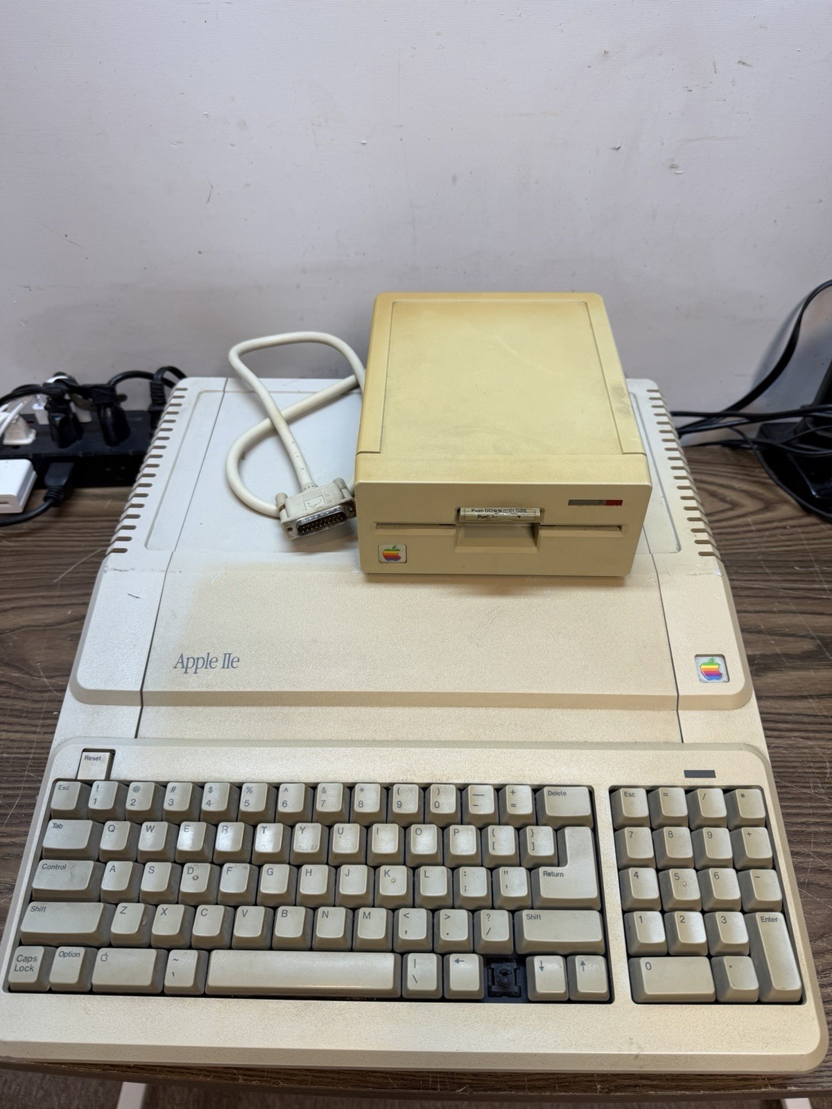 VINTAGE APPLE IIE PLATINUM WORKS WITH DISK CONTROLLER AND DRIVE MISSING KEY