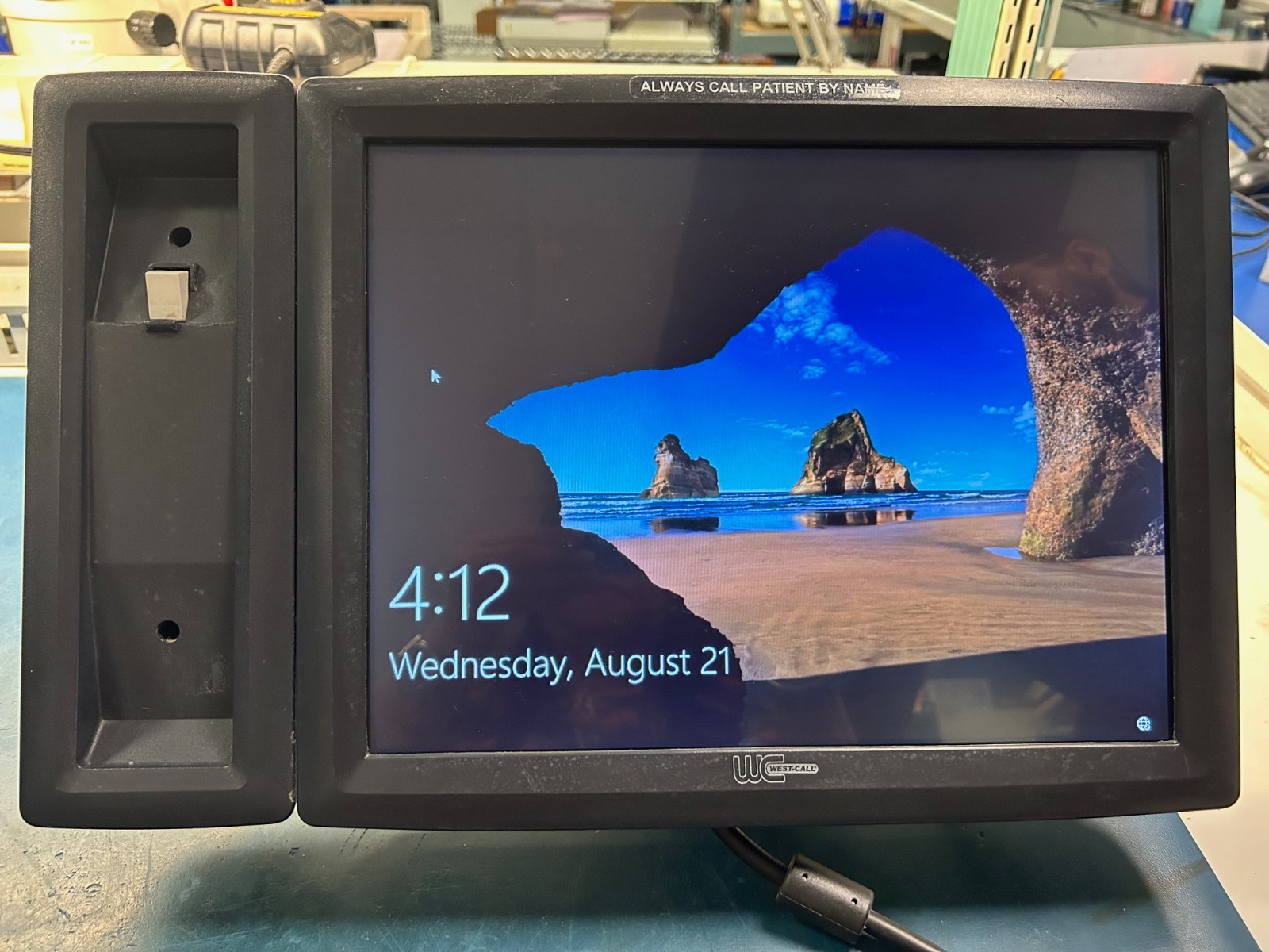 Elo Touch Monitor 15", ET1520L-8CKR-1-42M-VDR-G, Elo E843378 w/ phone cradle
