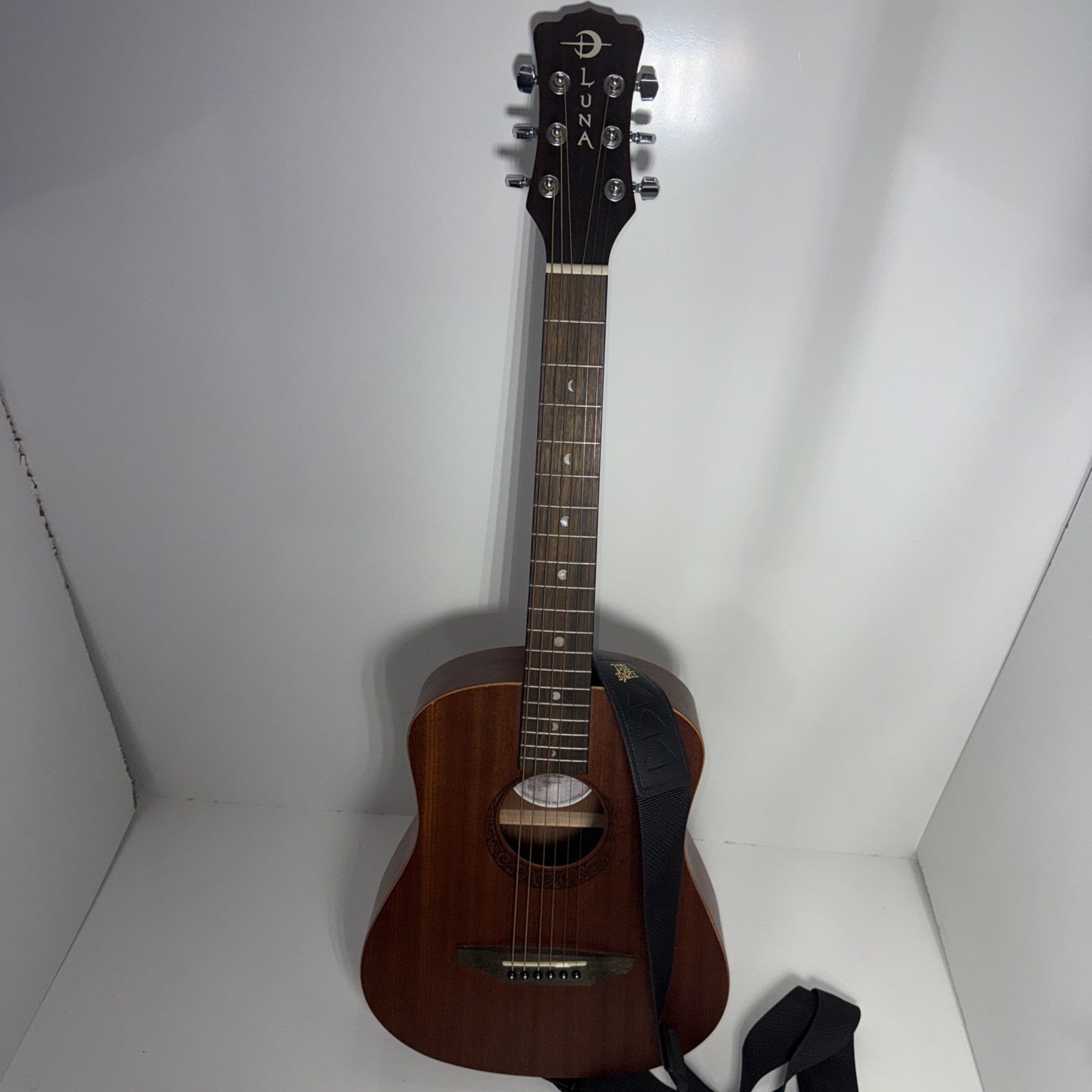 Luna Guitars Mahogany