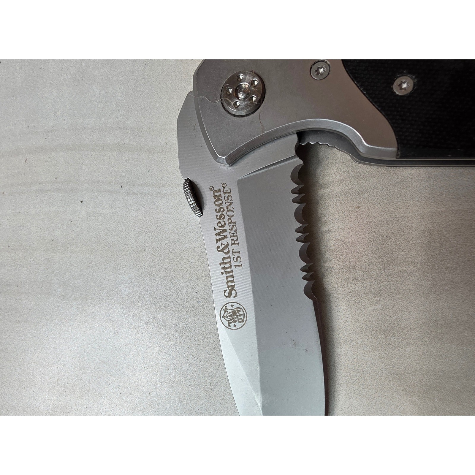 Smith & Wesson 1st Response SWFRS Folding Knife Serrated Blade Rescue Tool F1