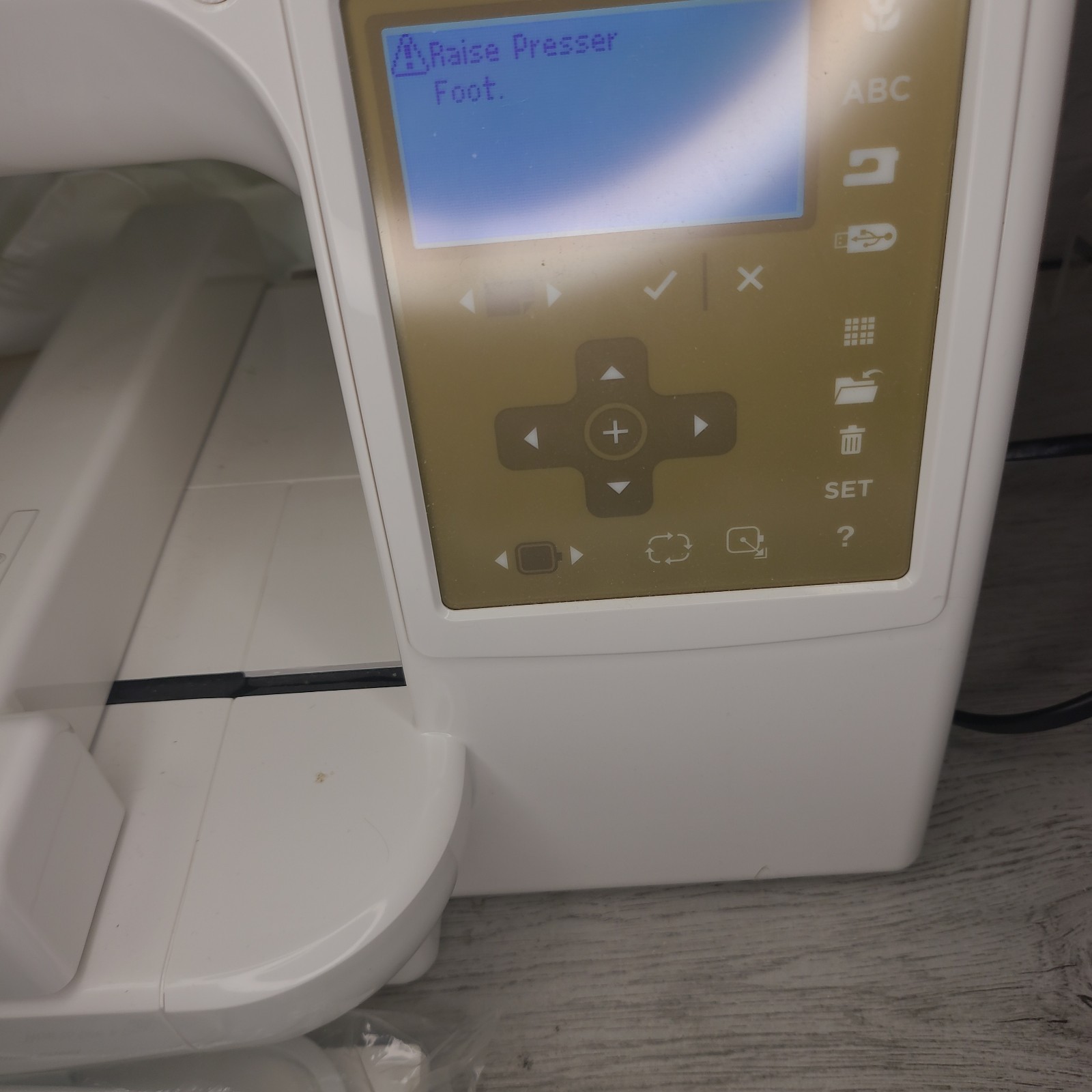 Singer Studio S10 Computerized Embroidery Machine Complete In Box With Extras!