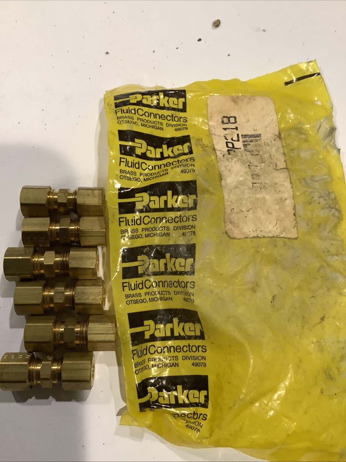 6 Pack Parker 2P218  FLUID CONNECTORS For 1/4" x 1/4" Tube OD
