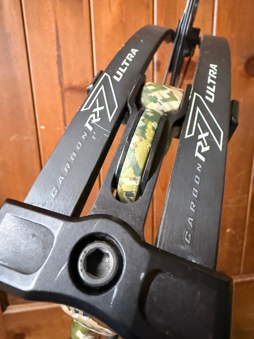 VERY NICE Hoyt Rx7 Ultra 70lb 27-30 RX-7 ULTRA Sitka Hunting Bow GAS Strings