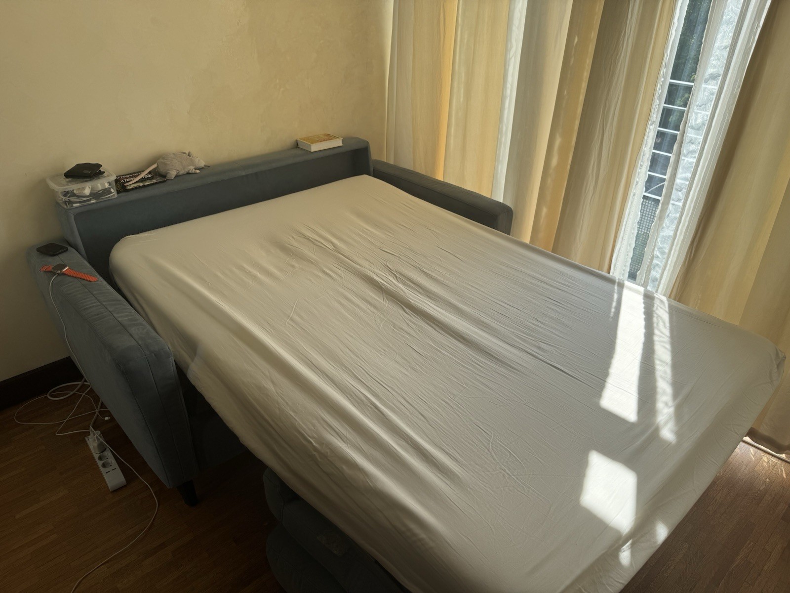 Blaues Sofa, gebraucht, in sehr gutem Zustand. Kleine Flecken, quietscht leicht.