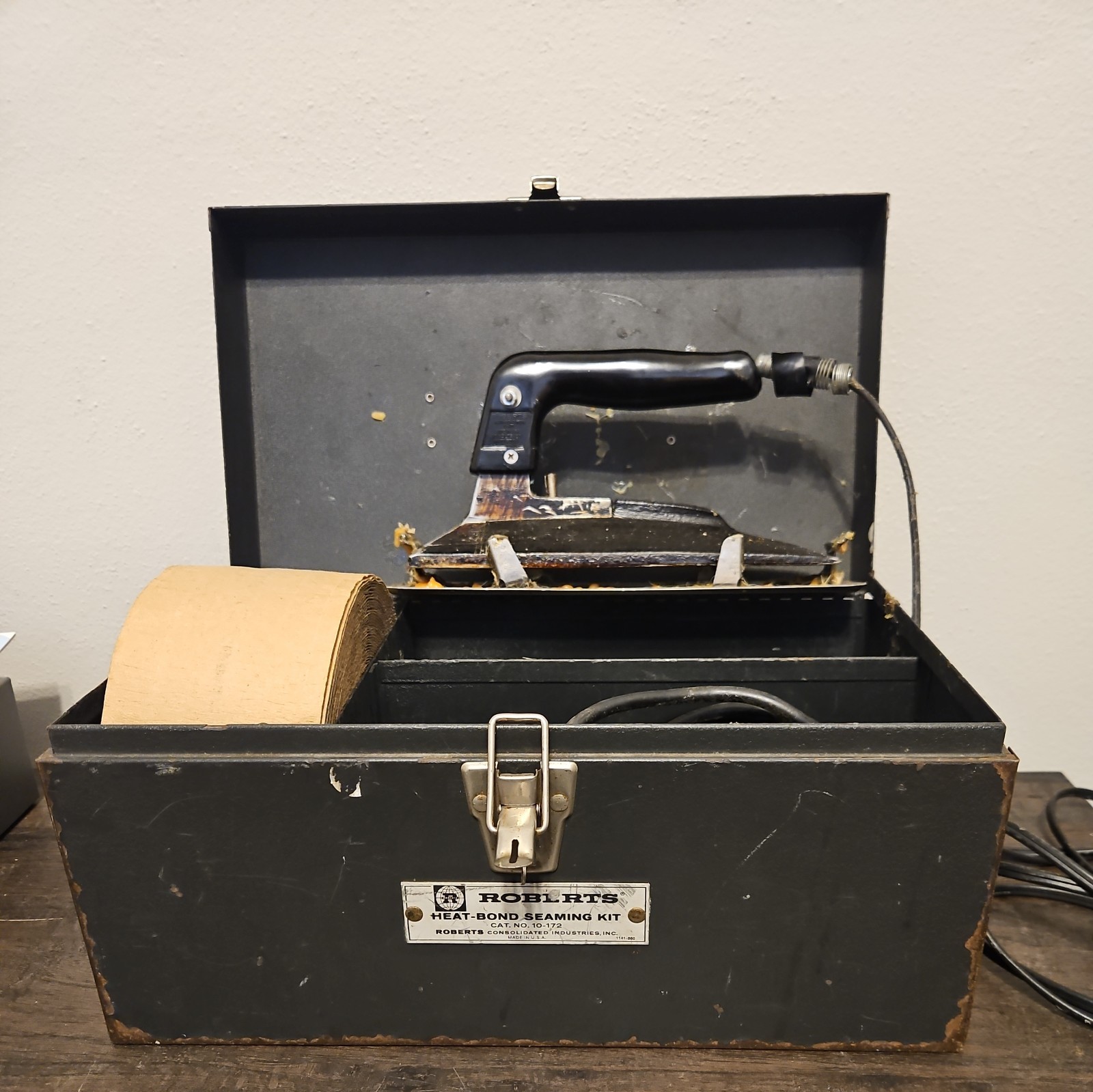 vintage Robert's heat shield 10 177 Carpet ironer in metal box WORKS TESTED