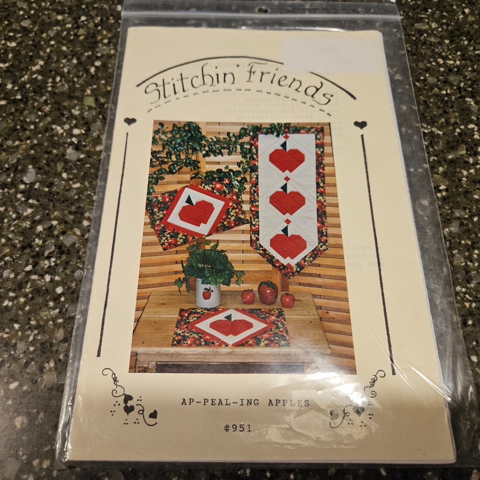 Stitchin' Friends Ap-Peal-ing Apples Wallhanging Placemat Quilt Pattern