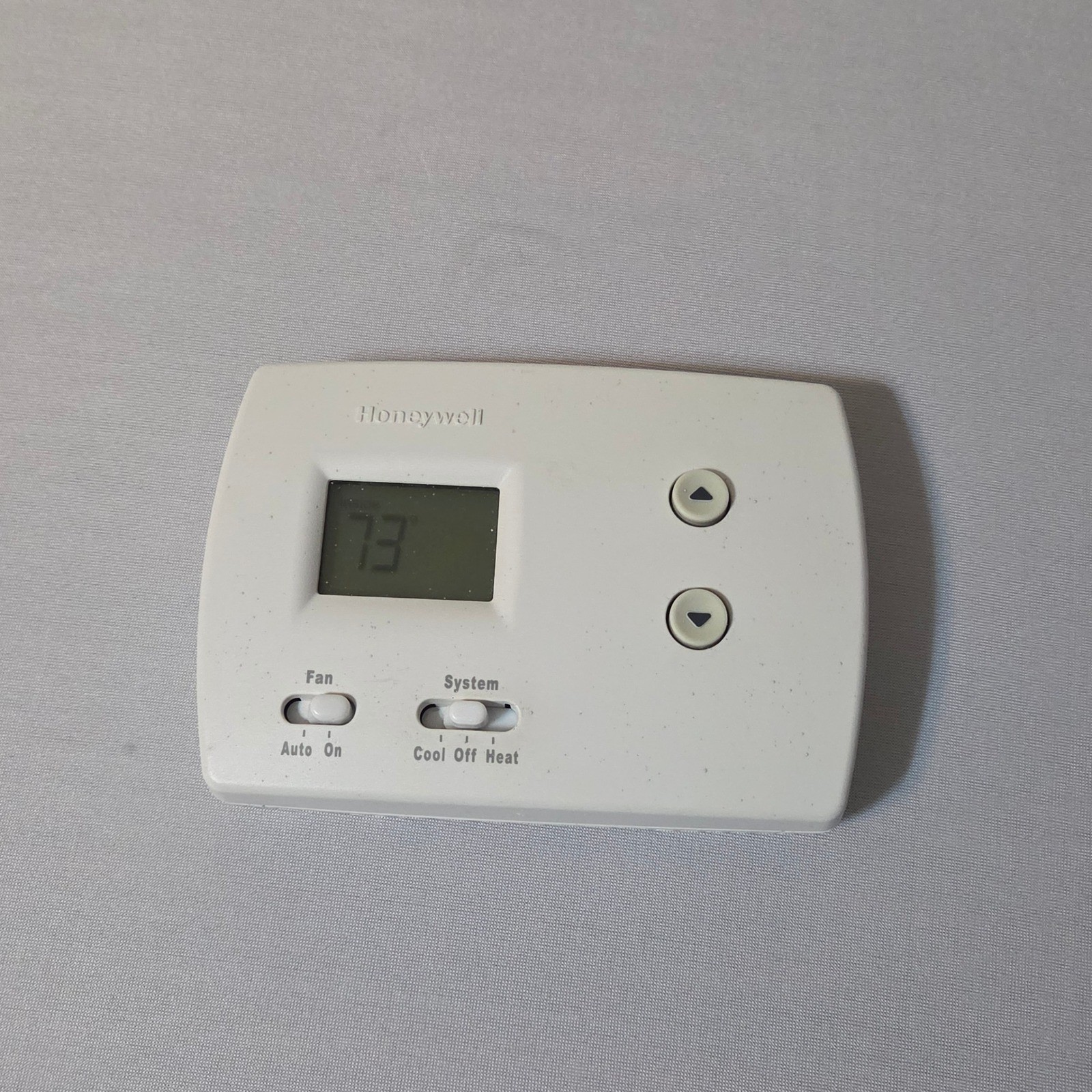 Honeywell Thermostat White TH3110D1008 Pro 3000 Digital Non-Programmable WORKS