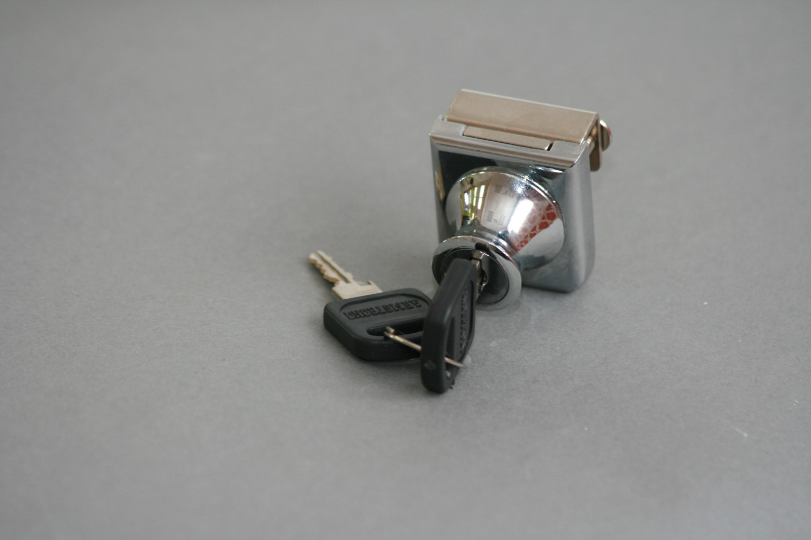 Glass cabinet/display locks, no drilling, keyed same 1/4" thick glass C407-5-150