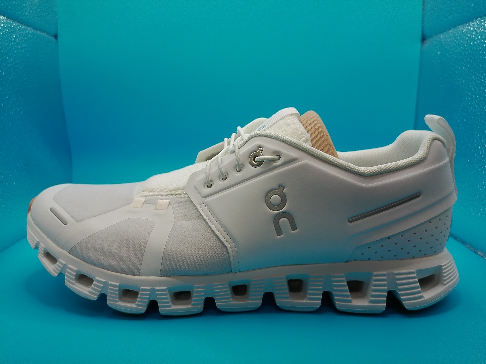 ON Cloud 5 Terry - White/Almond - Size: 10.5