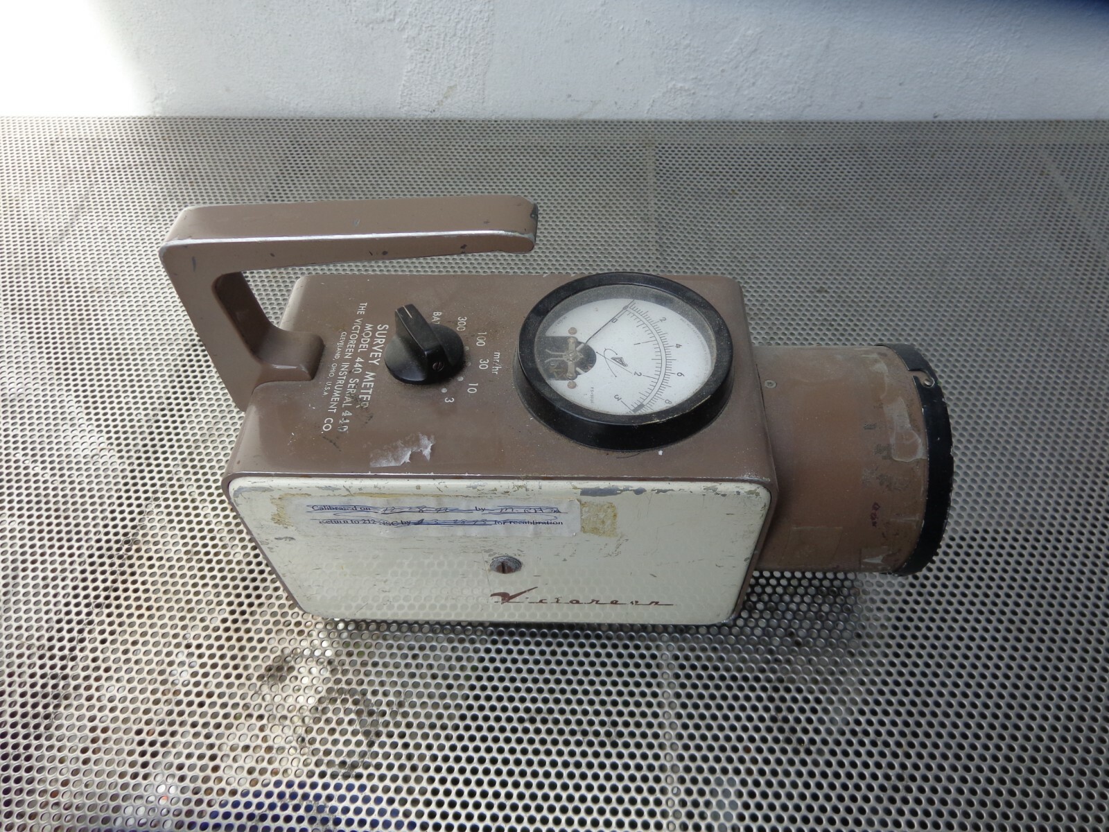 VICTOREEN 440 RADIATION CONTAMINATION SURVEY METER NUCLEAR UNTESTED