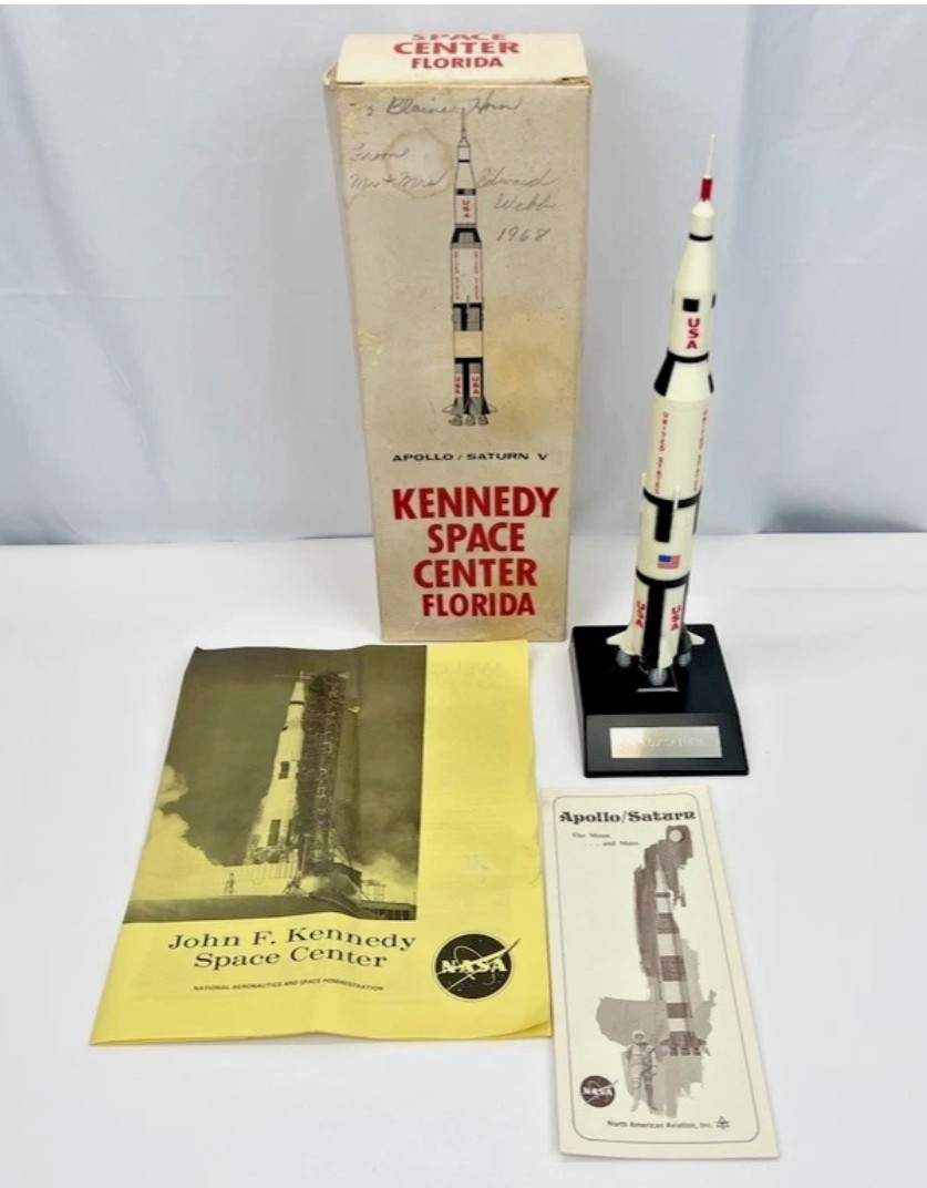 RARE 1968 Apollo Saturn V Rocket Kennedy Space Center Souvenir 12" Box & Manuals