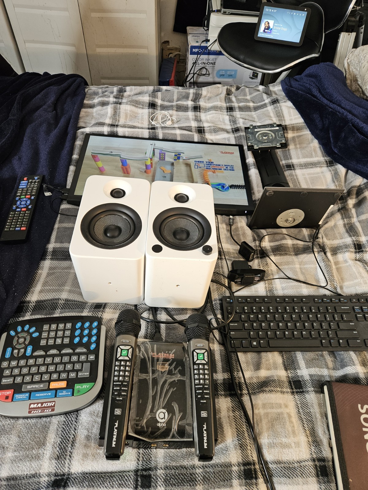 Patinum Karaoke ALPHA Machine! Good condition W/monitor And Kanto YU4 Speakers