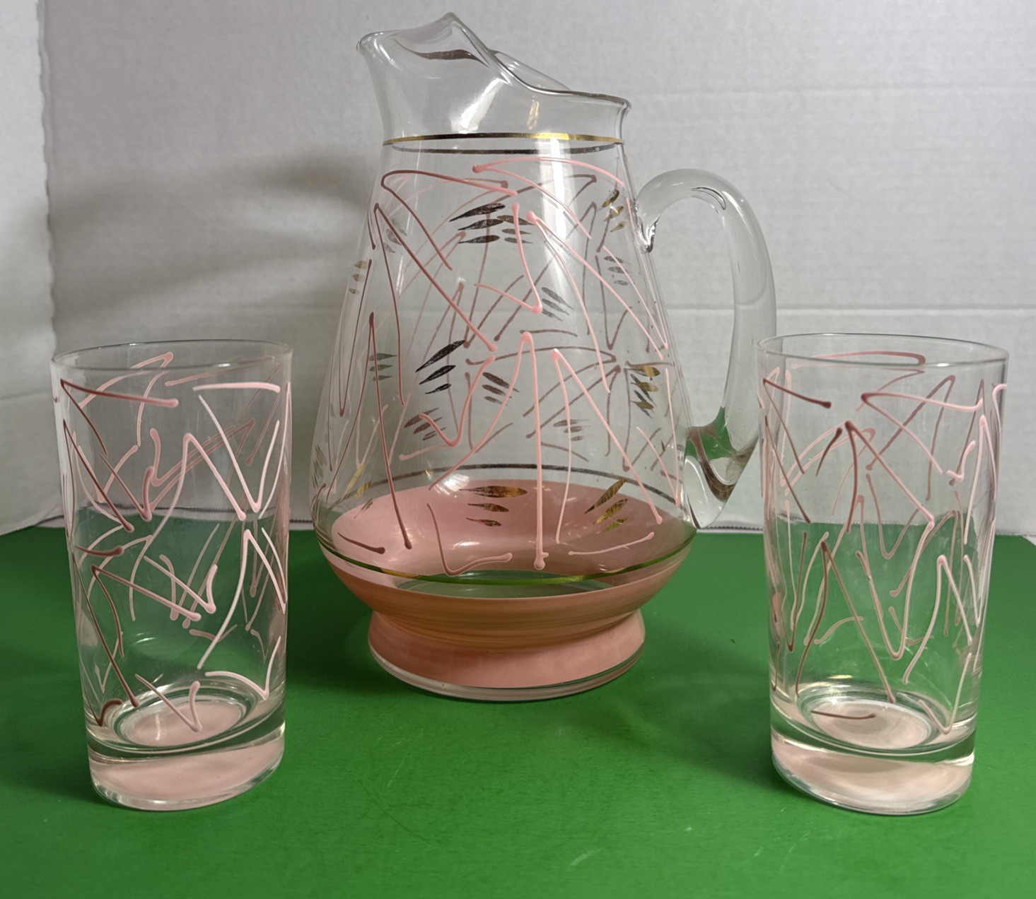 50/60's MCM Hazel Atlas Pink/Gold Zombie Tea Pitcher & 2 Glasses Nice.