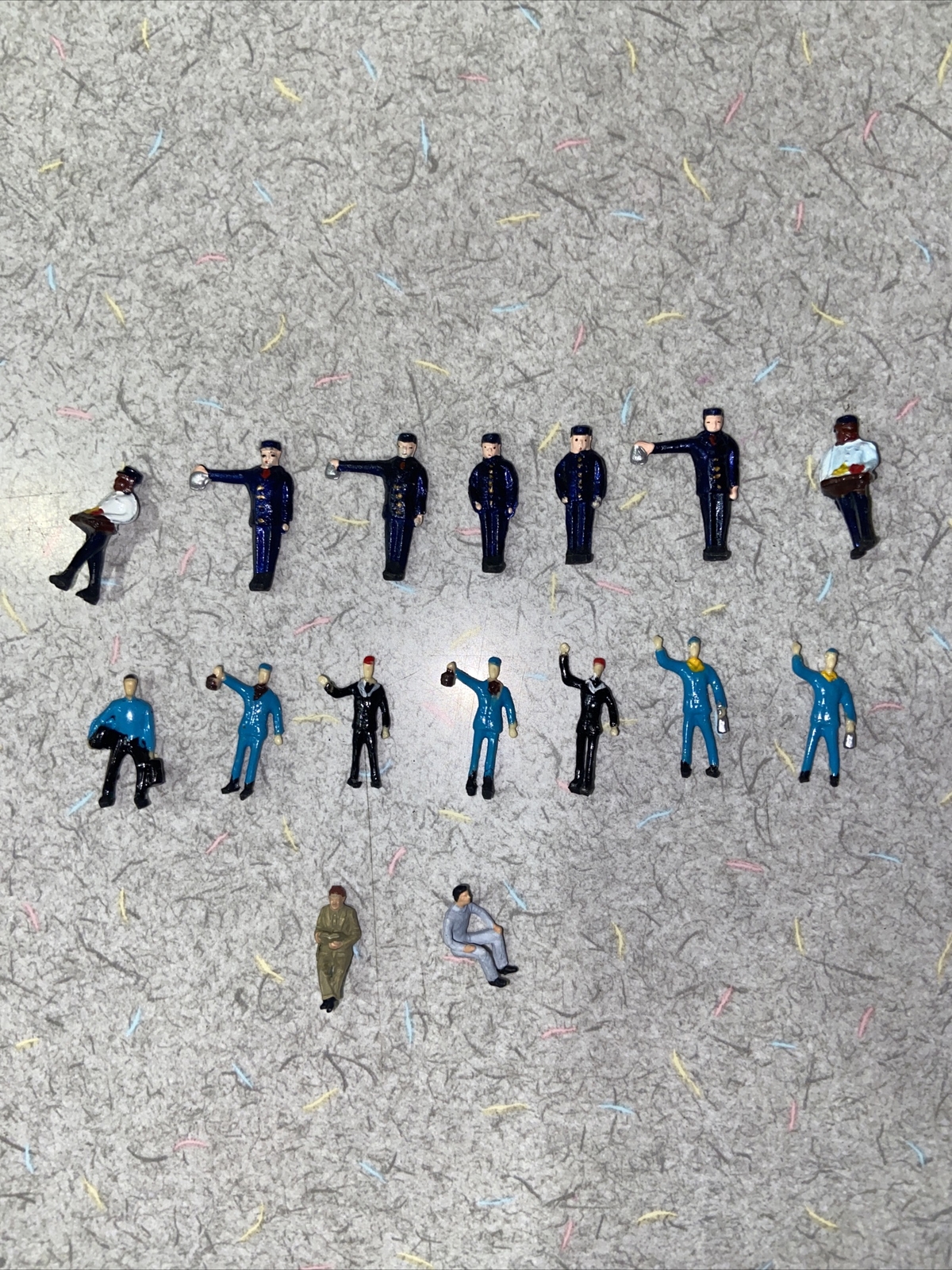 HO Scale Figurines lot. (16)