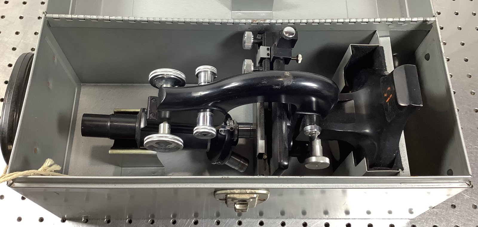 Vintage American Optical (AO) Spencer Lineage Microscope 286882 w/ Case