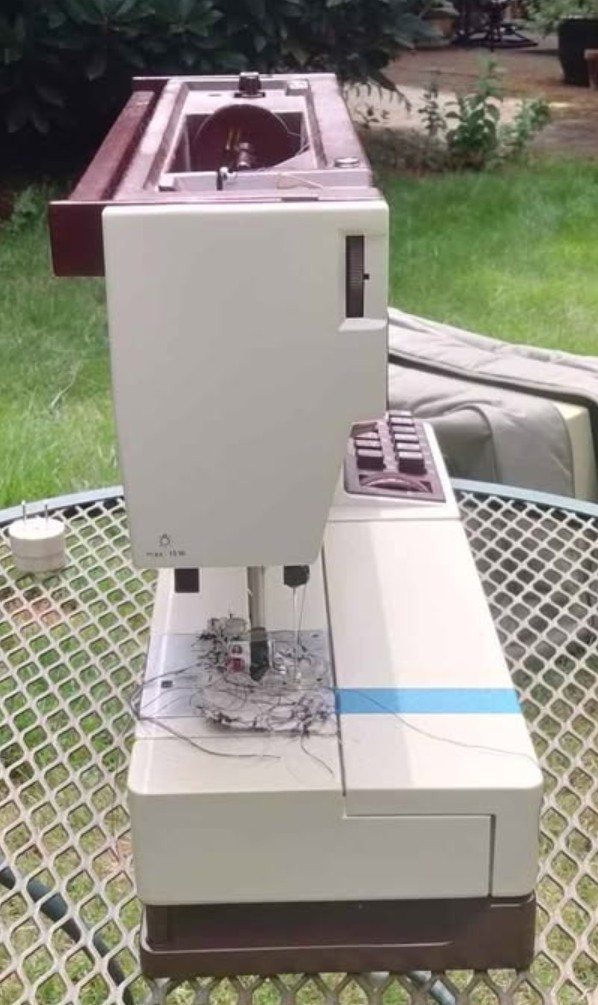 Pfaff 1037 48-stitch Sewing Machine